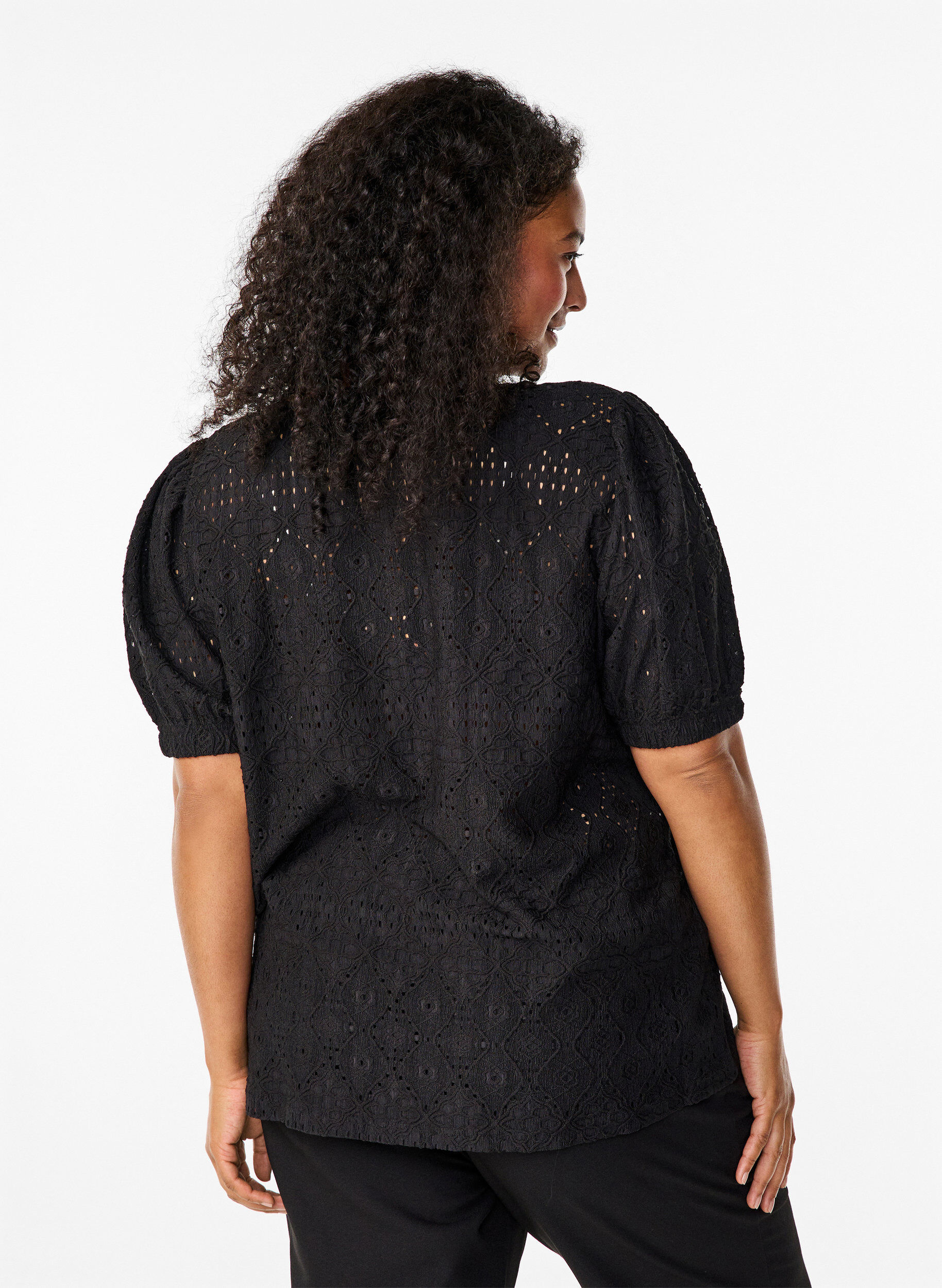 Zizzi Kort&aelig;rmet bluse med hulm&oslash;nster, Black, Model image number 1