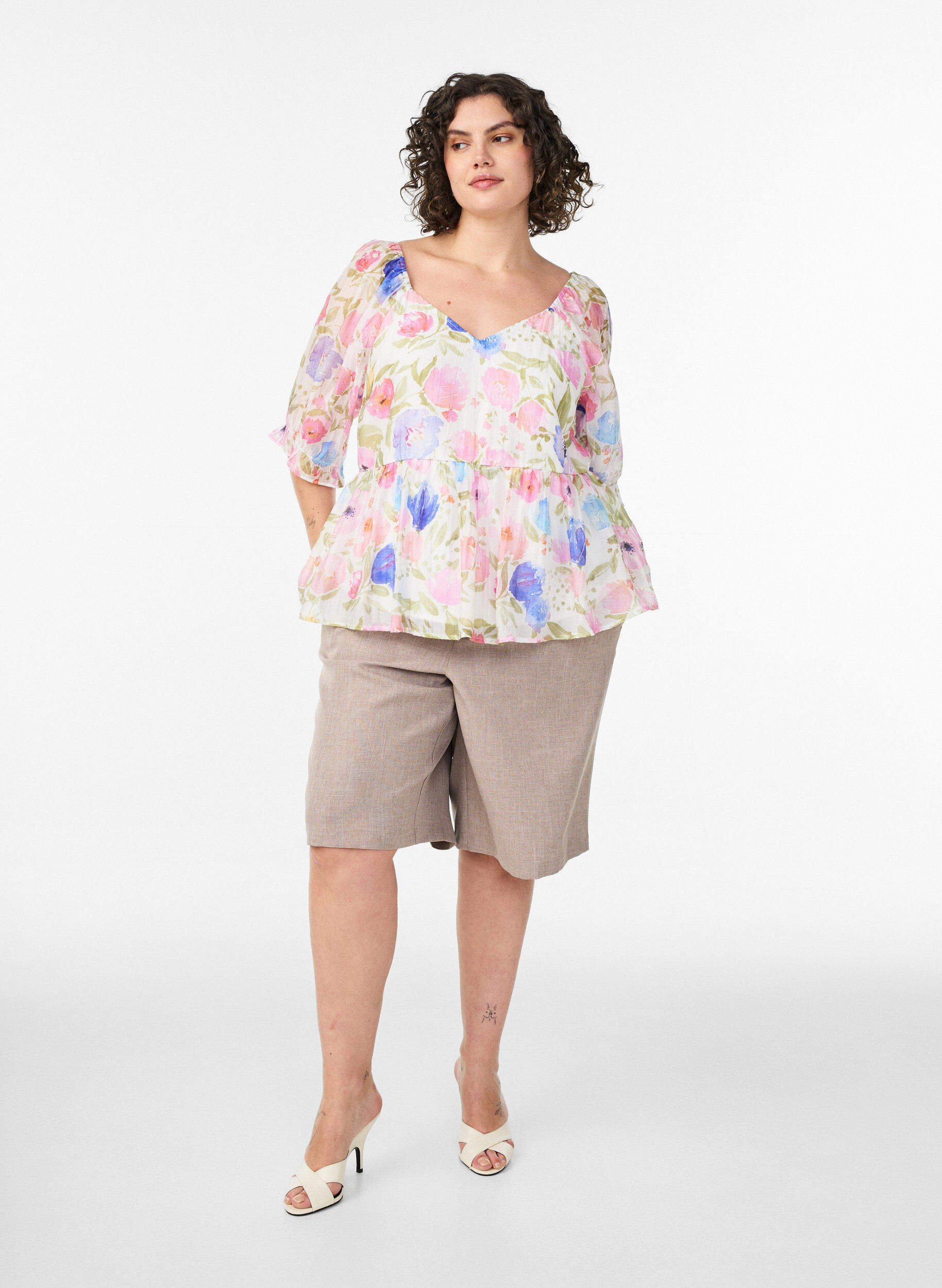 Zizzi Bluse i lyocell med blomsterprint og hjerteudsk&aelig;ring, Hvid, Model image number 1