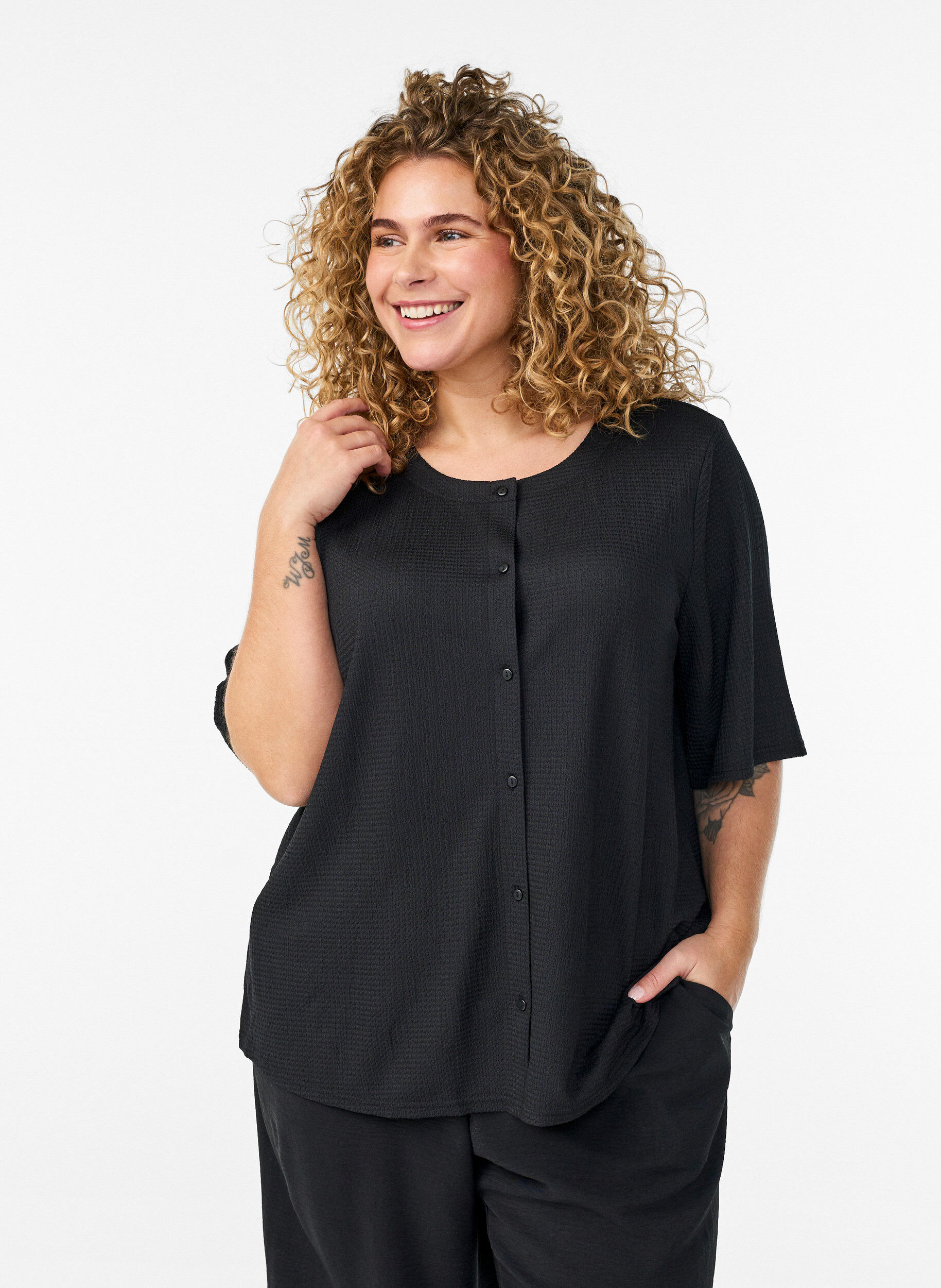 Zizzi Kort&aelig;rmet bluse med struktur og knaplukning, Sort, Model image number 0