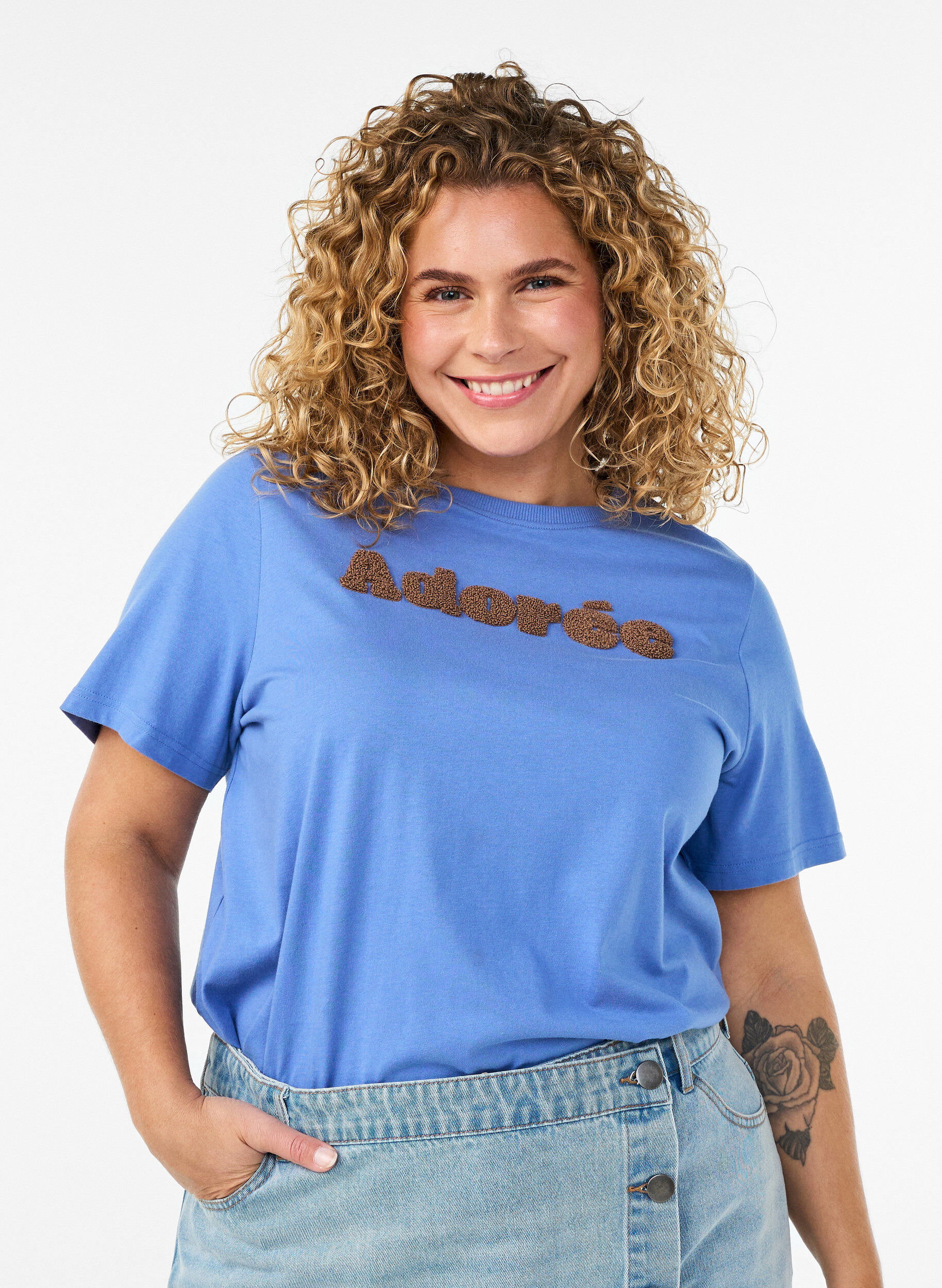 ZizziT-shirt i &oslash;kologisk bomuld med frontmotiv, Bl&aring;, Model image number 0