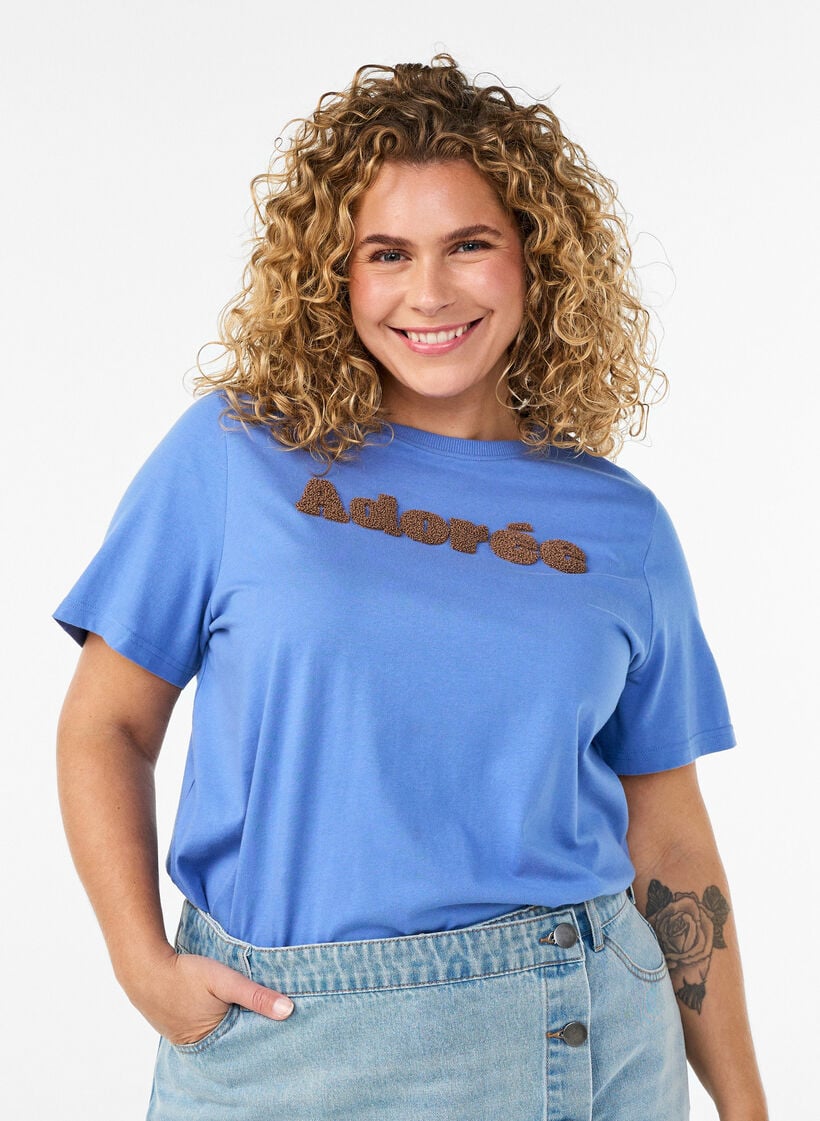 T-shirt i &oslash;kologisk bomuld med frontmotiv, Bl&aring;, Model image number 0