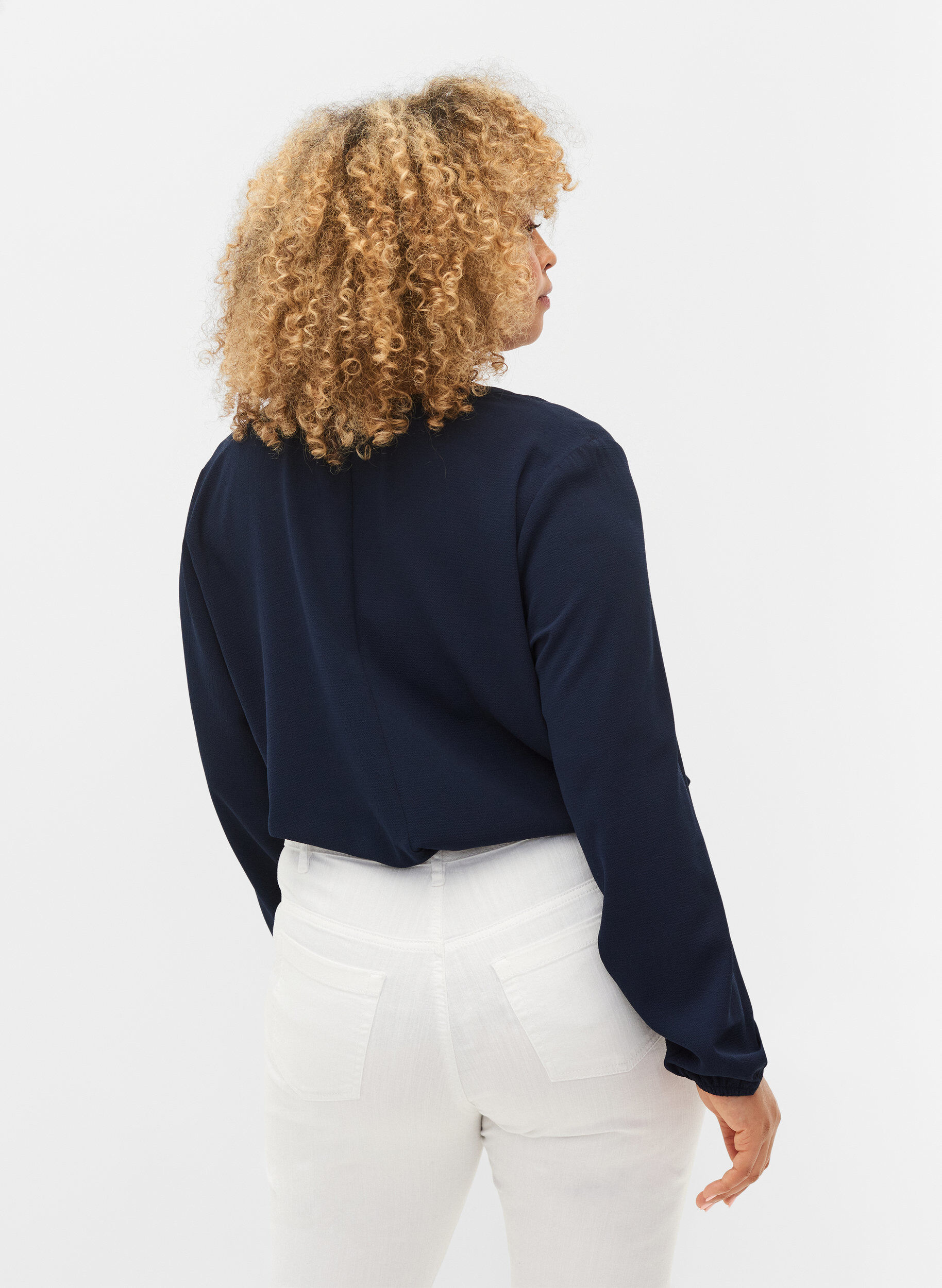 Zizzi Ensfarvet bluse med v-hals, Navy Blazer, Model image number 1