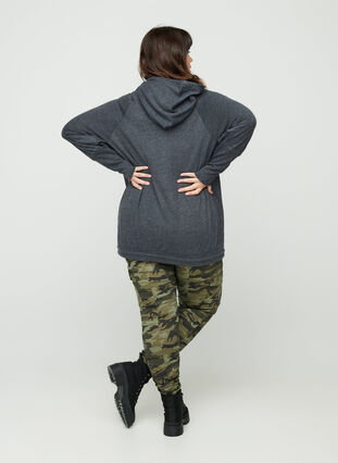 Cropped jeans med camouflage print, Ivy Green/Camo, Model image number 1
