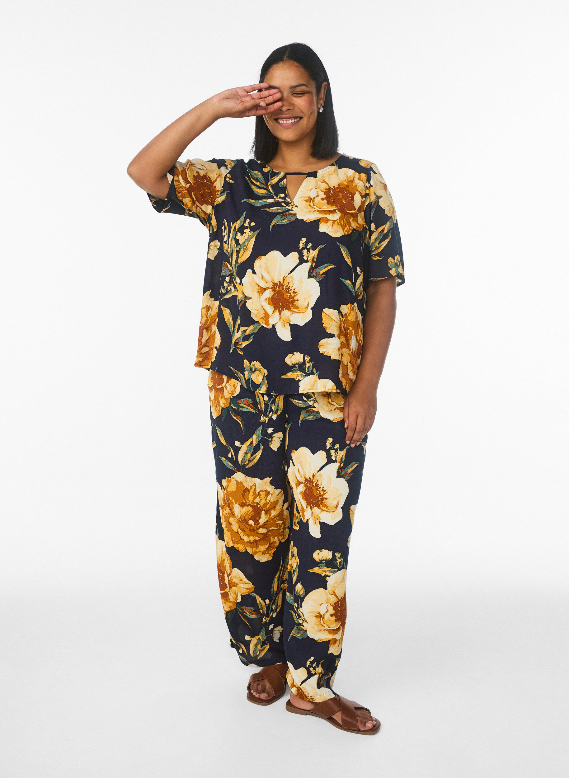 Zizzi Kort&aelig;rmet bluse i viskose med print, Bl&aring;, Model image number 1