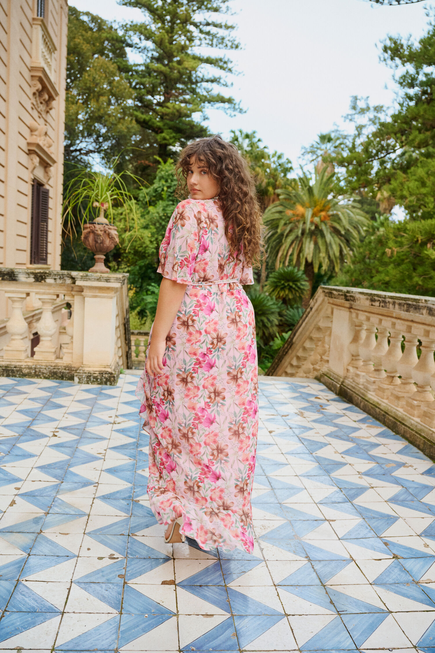 Zizzi Blomstret kjole med v-udsk&aelig;ring, , Model