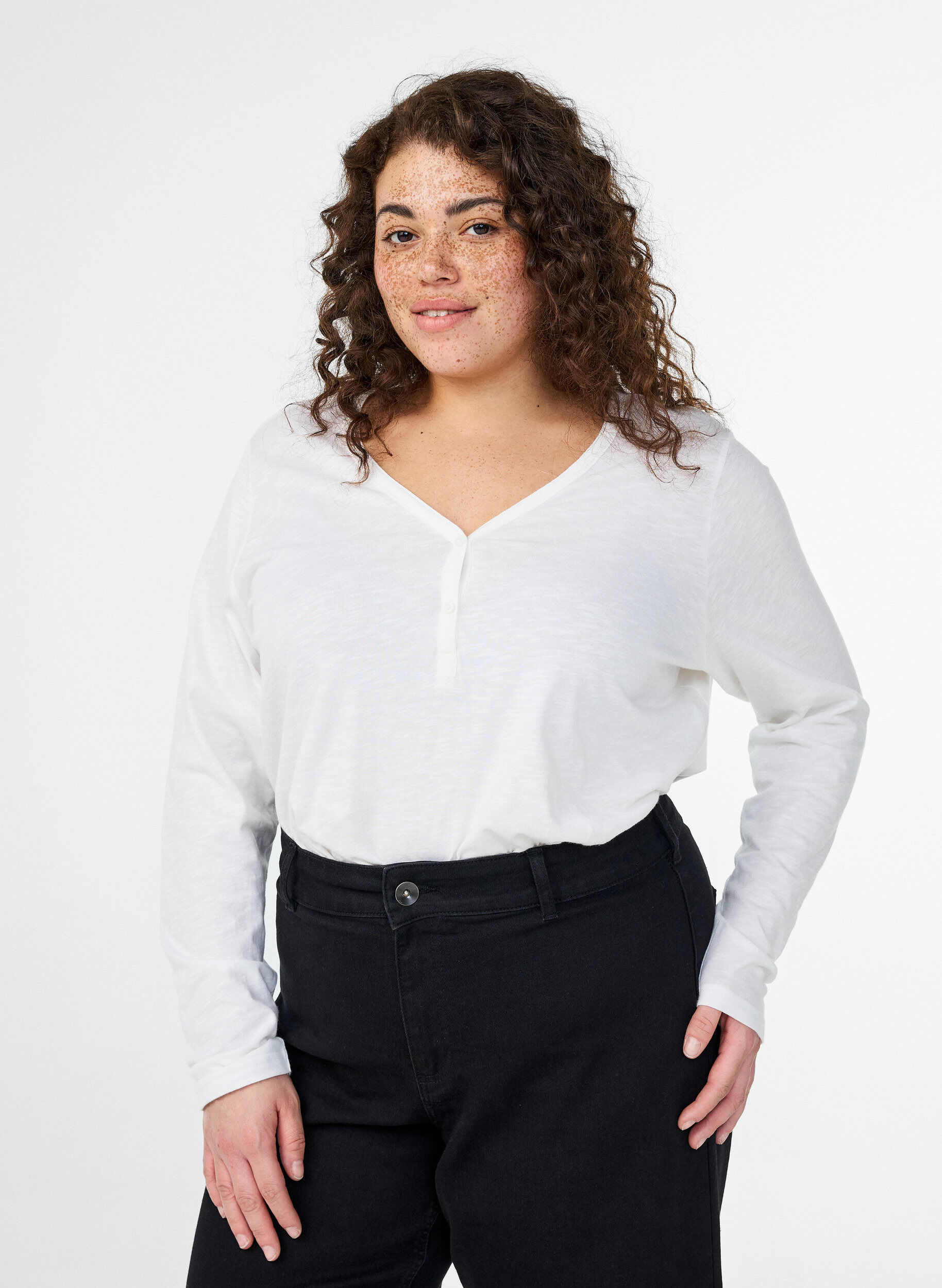 Lang&aelig;rmet t-shirt med V-hals og knapper, Hvid, Model