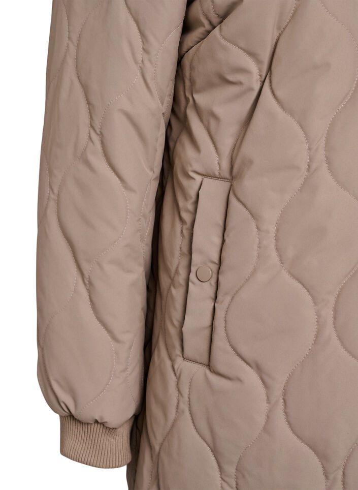 Mellemlang quiltet jakke med h&aelig;tte, Brun, Packshot