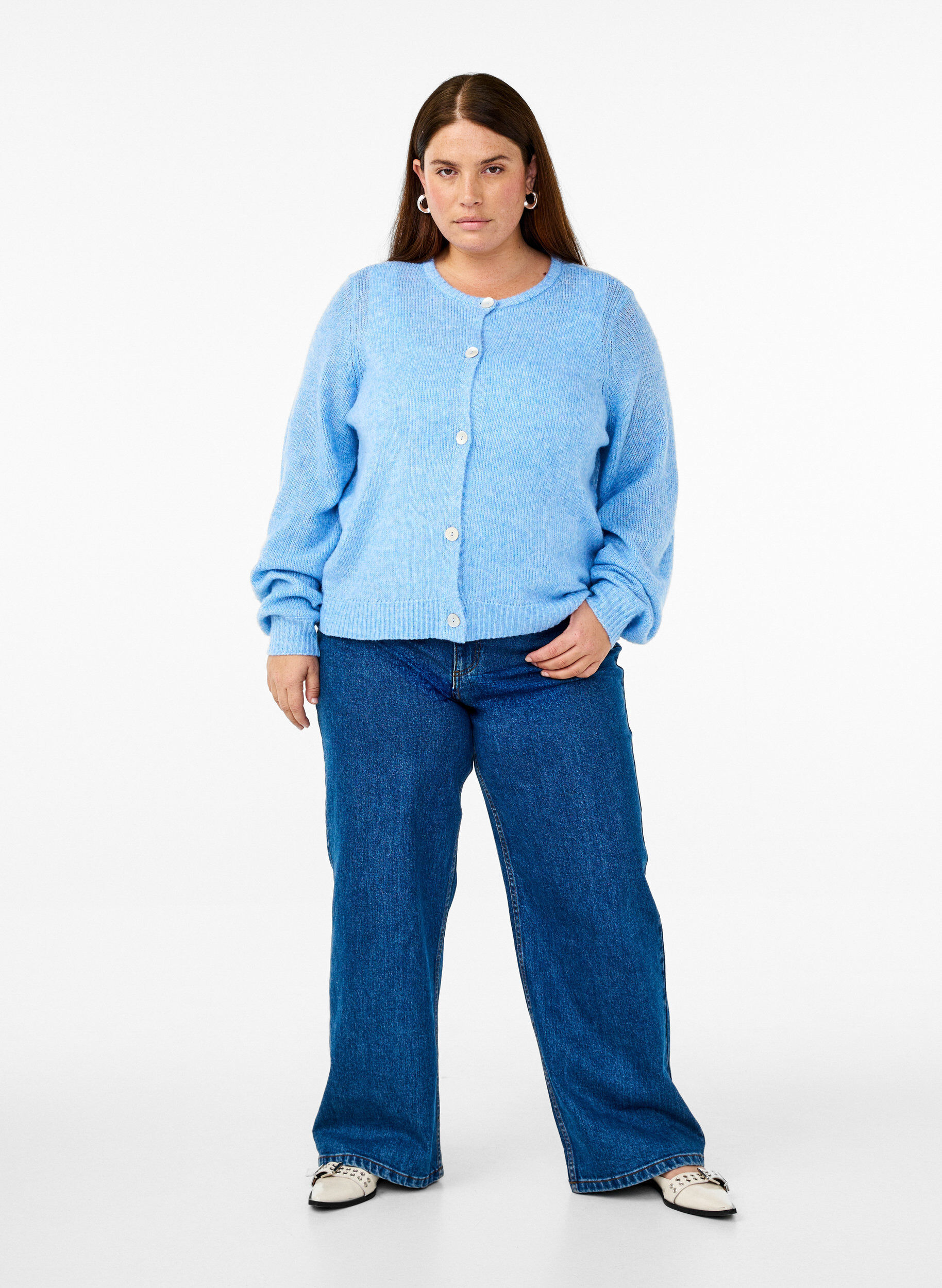 Zizzi Strikcardigan med uld og knapper, Della R. Blue Mel., Model image number 2