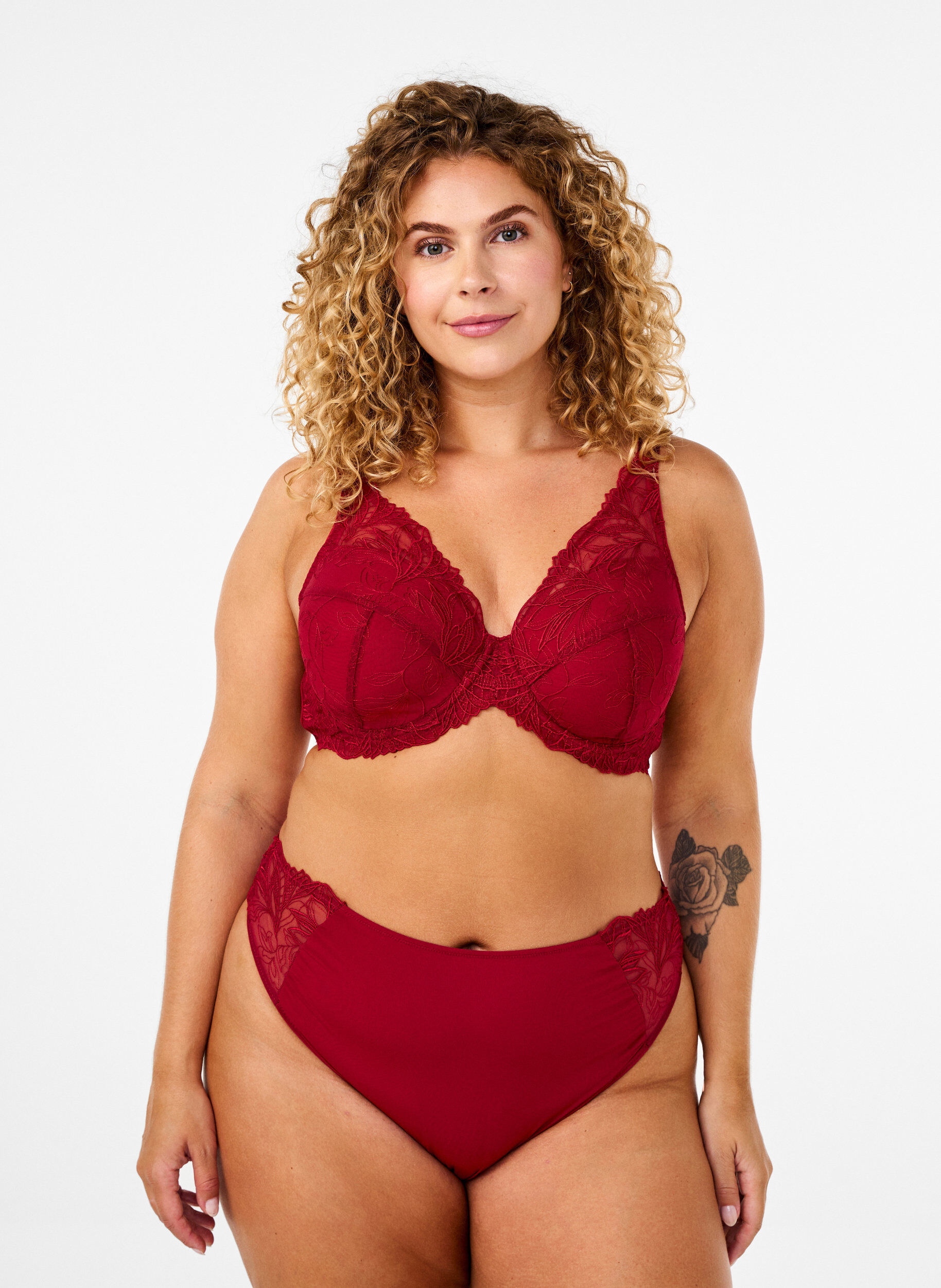 ZizziG-streng i microfiber med blonder, R&oslash;d, Model image number 0