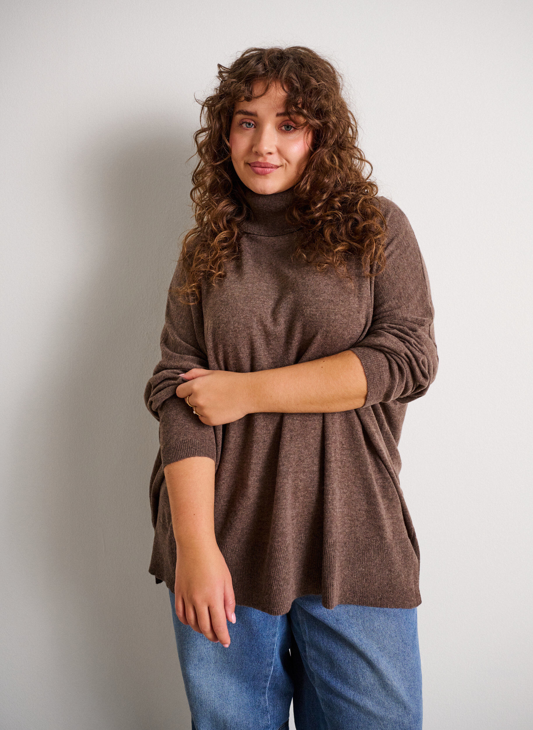 Strikbluse med rullekrave og l&oslash;s pasform, Brun, Model