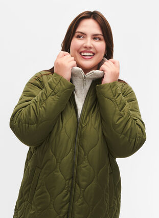 Lang quiltet jakke med lommer og lynlås, Winter Moss, Model image number 3