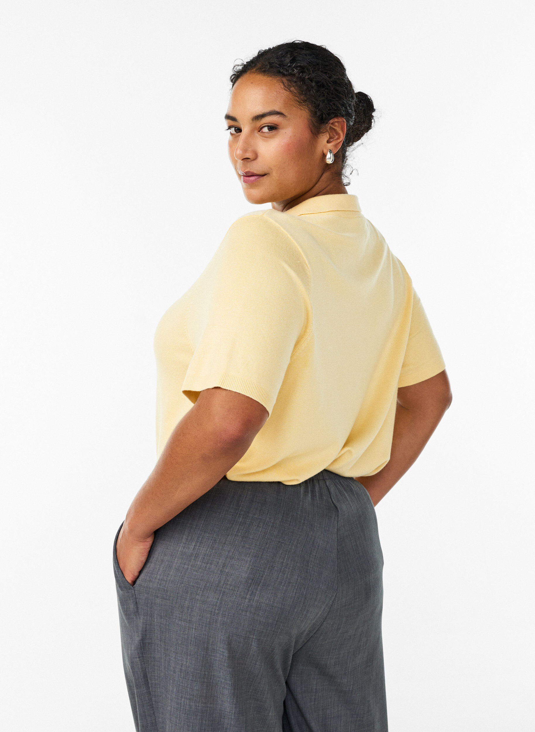 Zizzi Finstrikket poloshirt med korte &aelig;rmer, Gul, Model image number 2