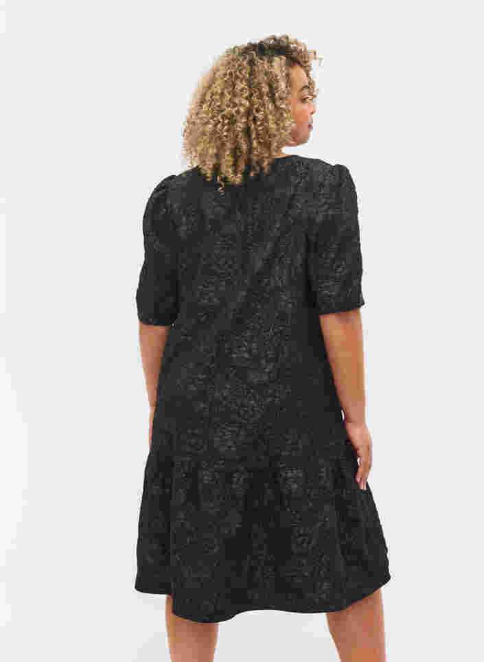 Kortærmet kjole med v-hals og blomstret struktur, Black, Model image number 1