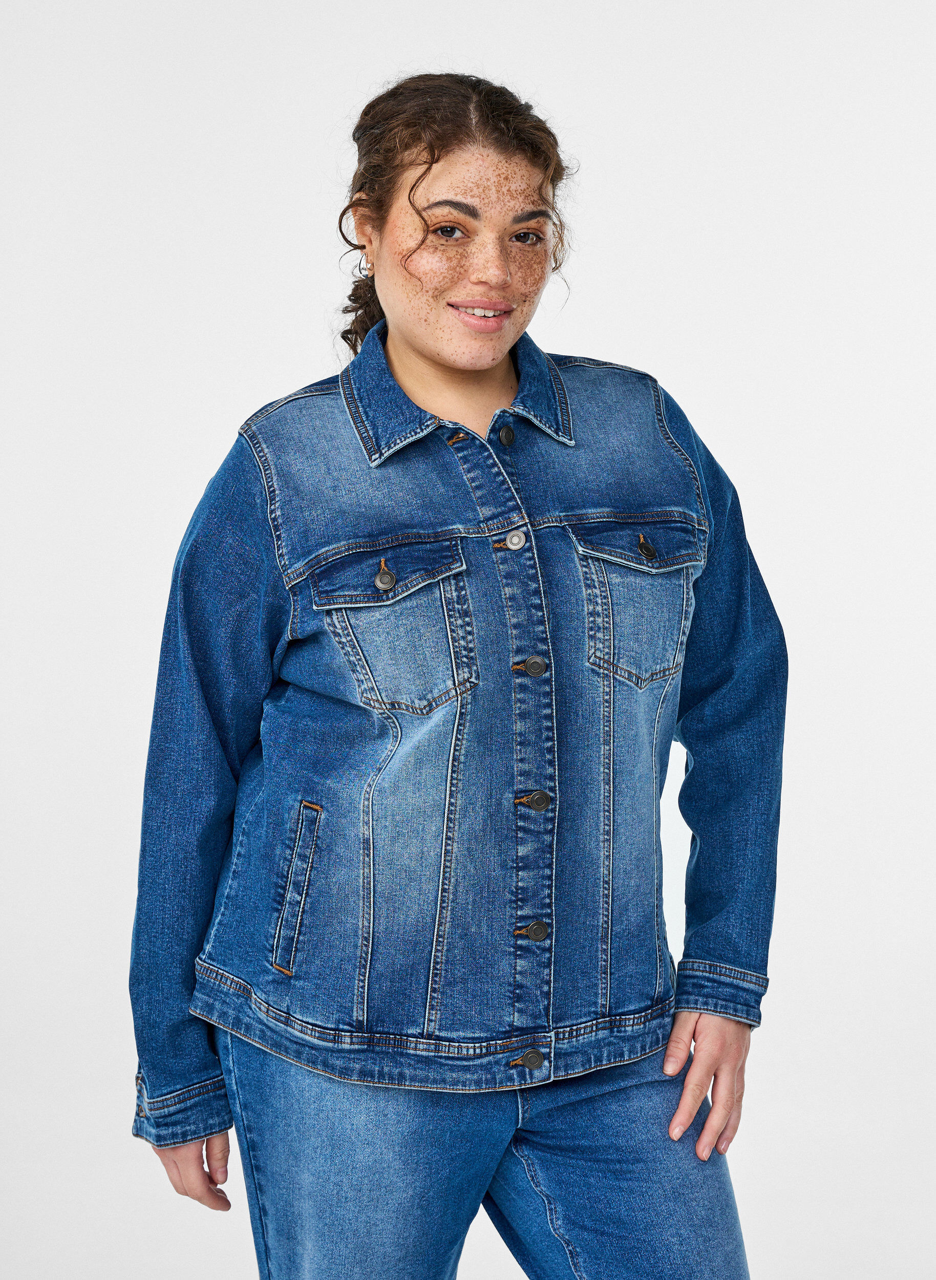 Denimjakke med et klassisk snit, Bl&aring;, Model