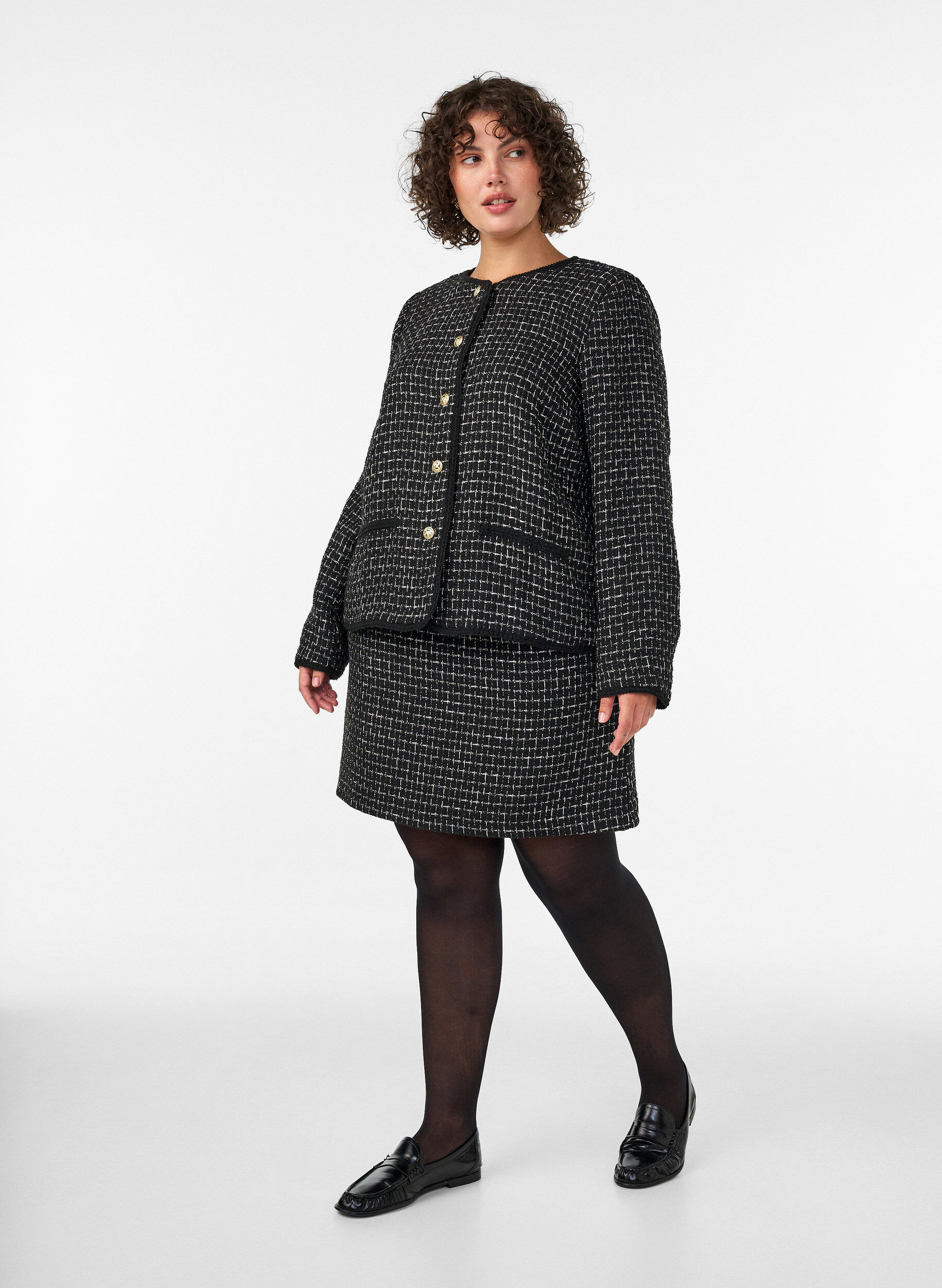 ZizziJakke i boucl&eacute; med guldfarvede knapper, Sort, Model image number 1