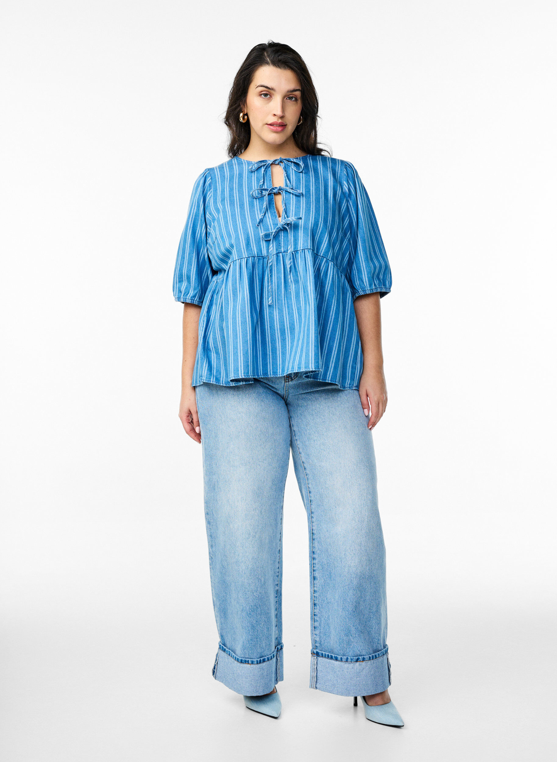 Zizzi Kort&aelig;rmet bluse i denim med stribet m&oslash;nster, Bl&aring;, Model image number 1
