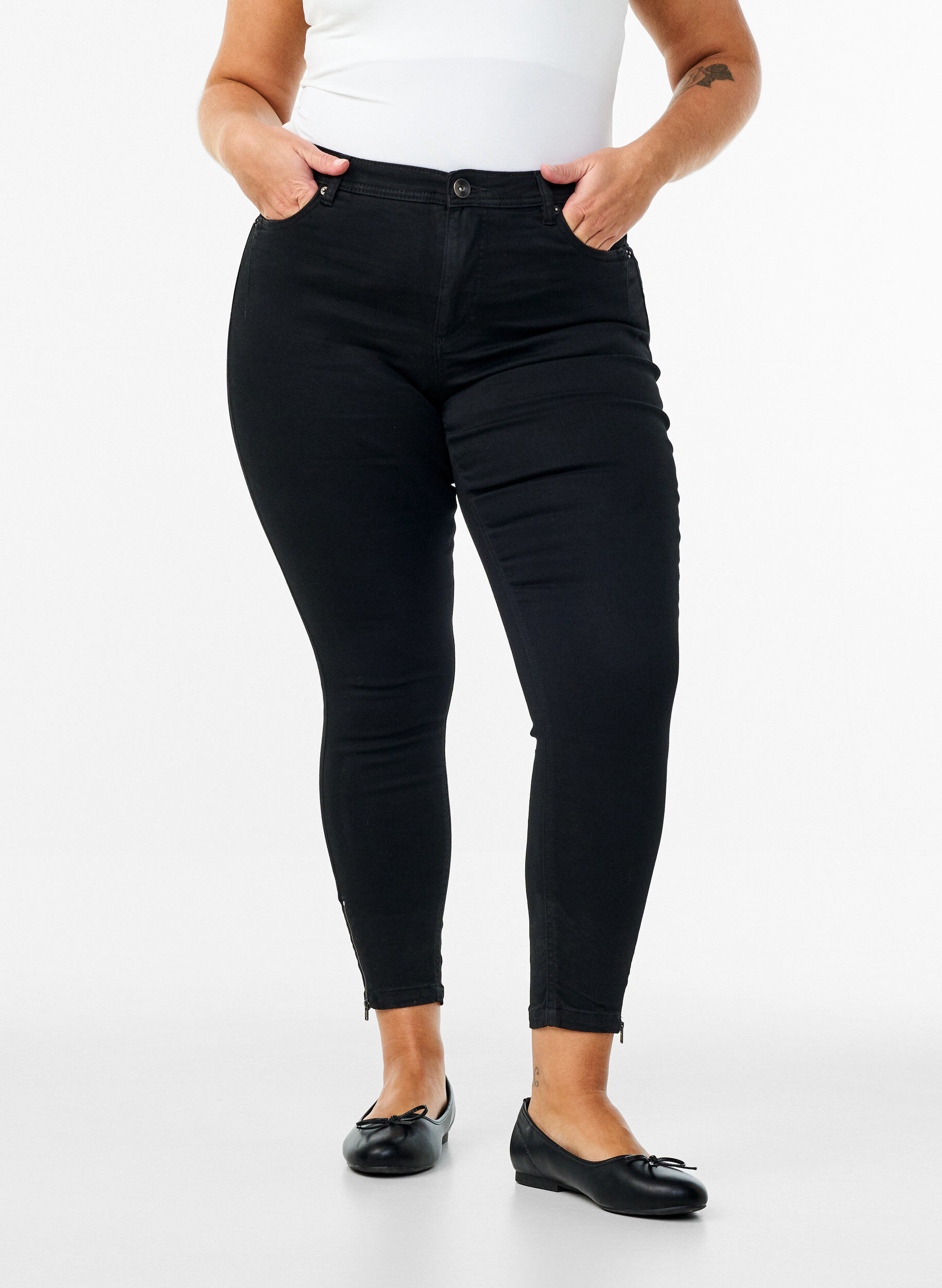 ZizziCropped Amy jeans med lynl&aring;sdetalje, Sort, Model image number 2