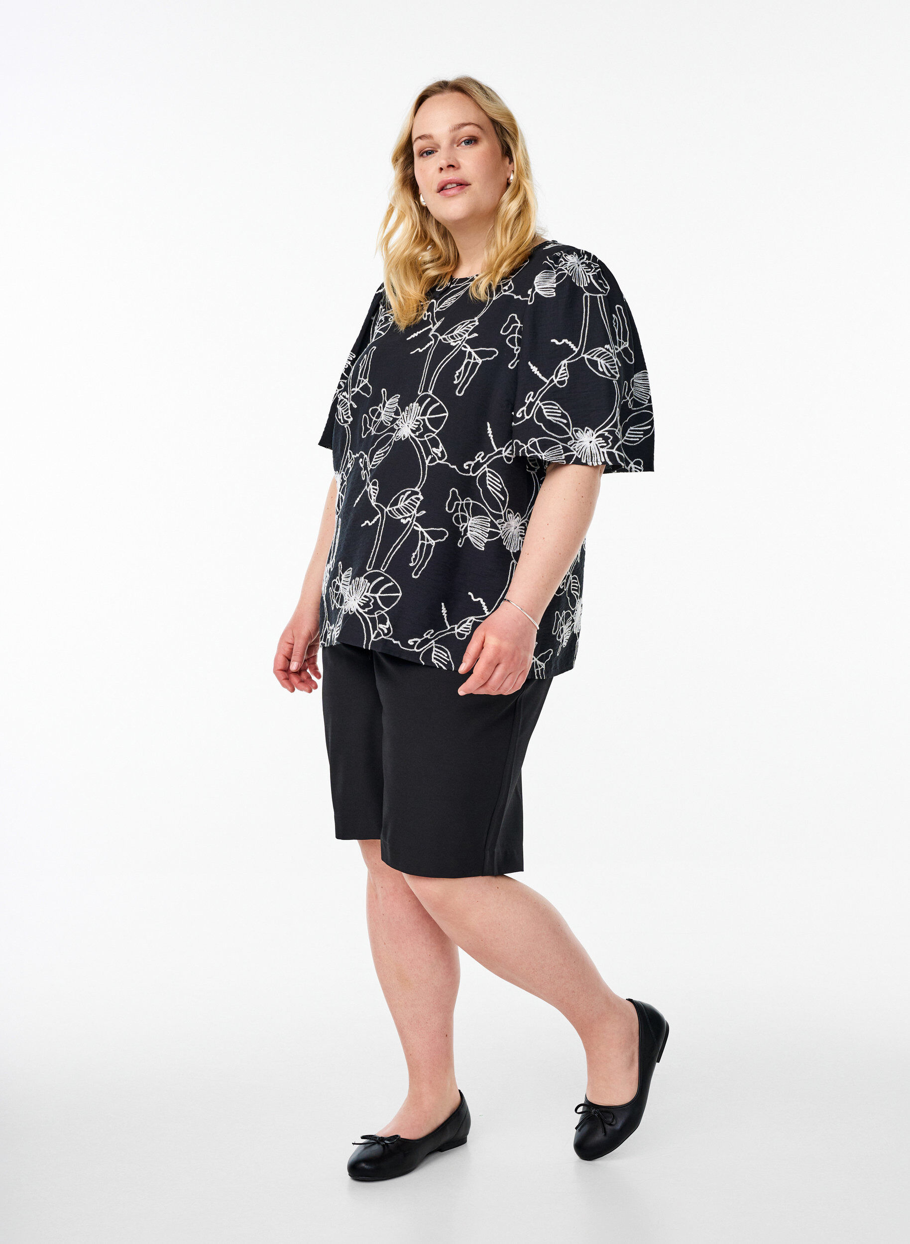 ZizziKort&aelig;rmet bluse med broderet m&oslash;nster, Sort, Model image number 1