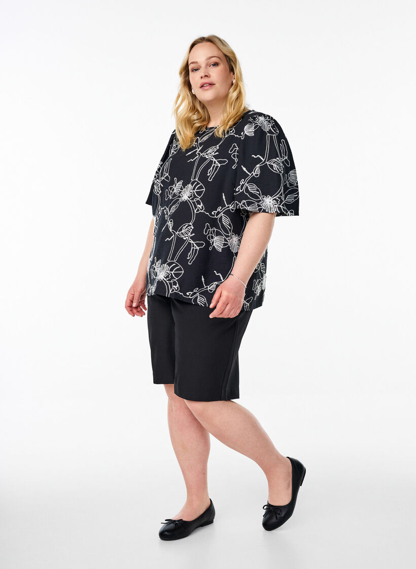 Kort&aelig;rmet bluse med broderet m&oslash;nster, Sort, Model image number 1
