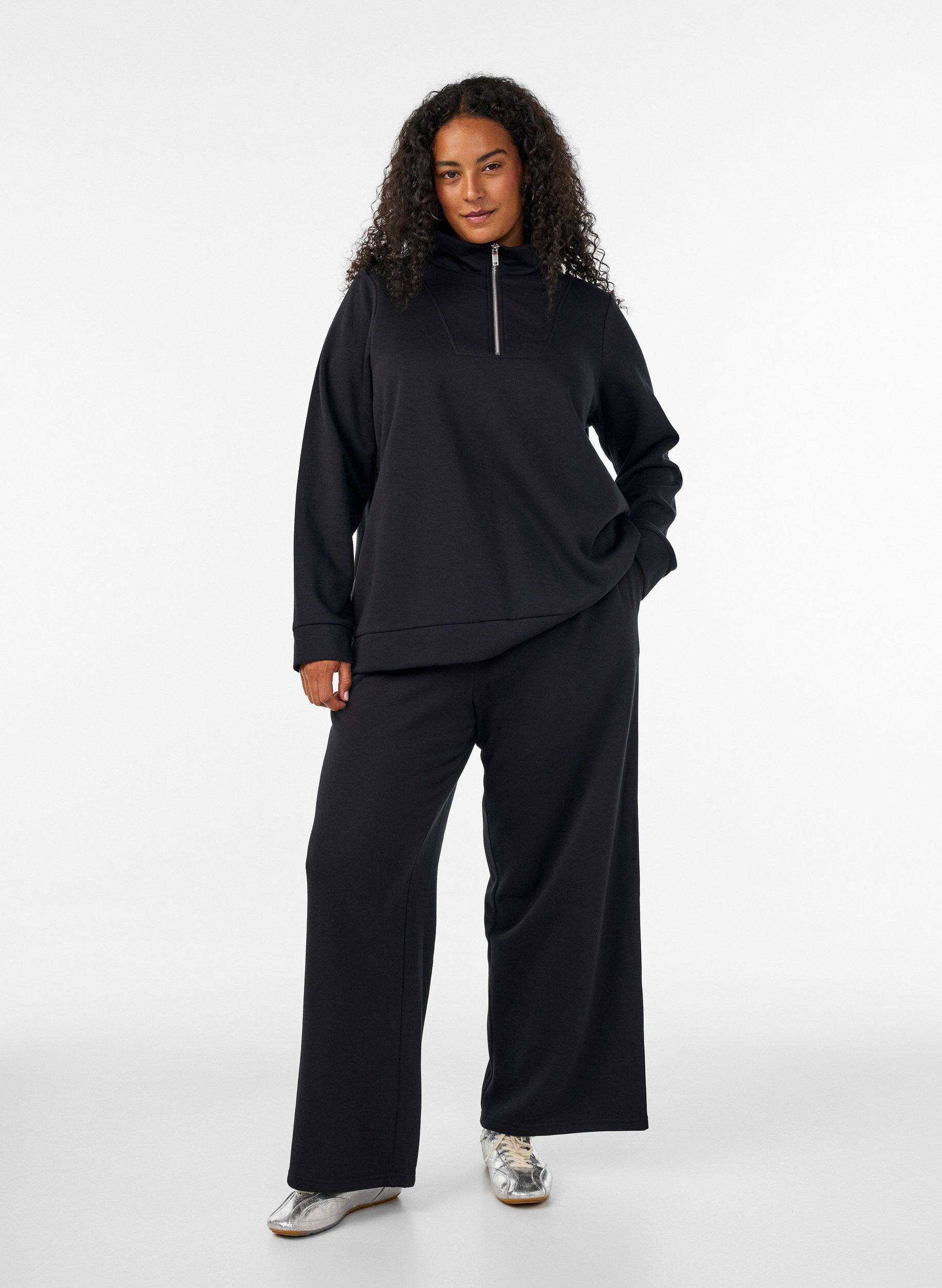 ZizziSweatshirt med h&oslash;j krave og lynl&aring;s, Sort, Model image number 1
