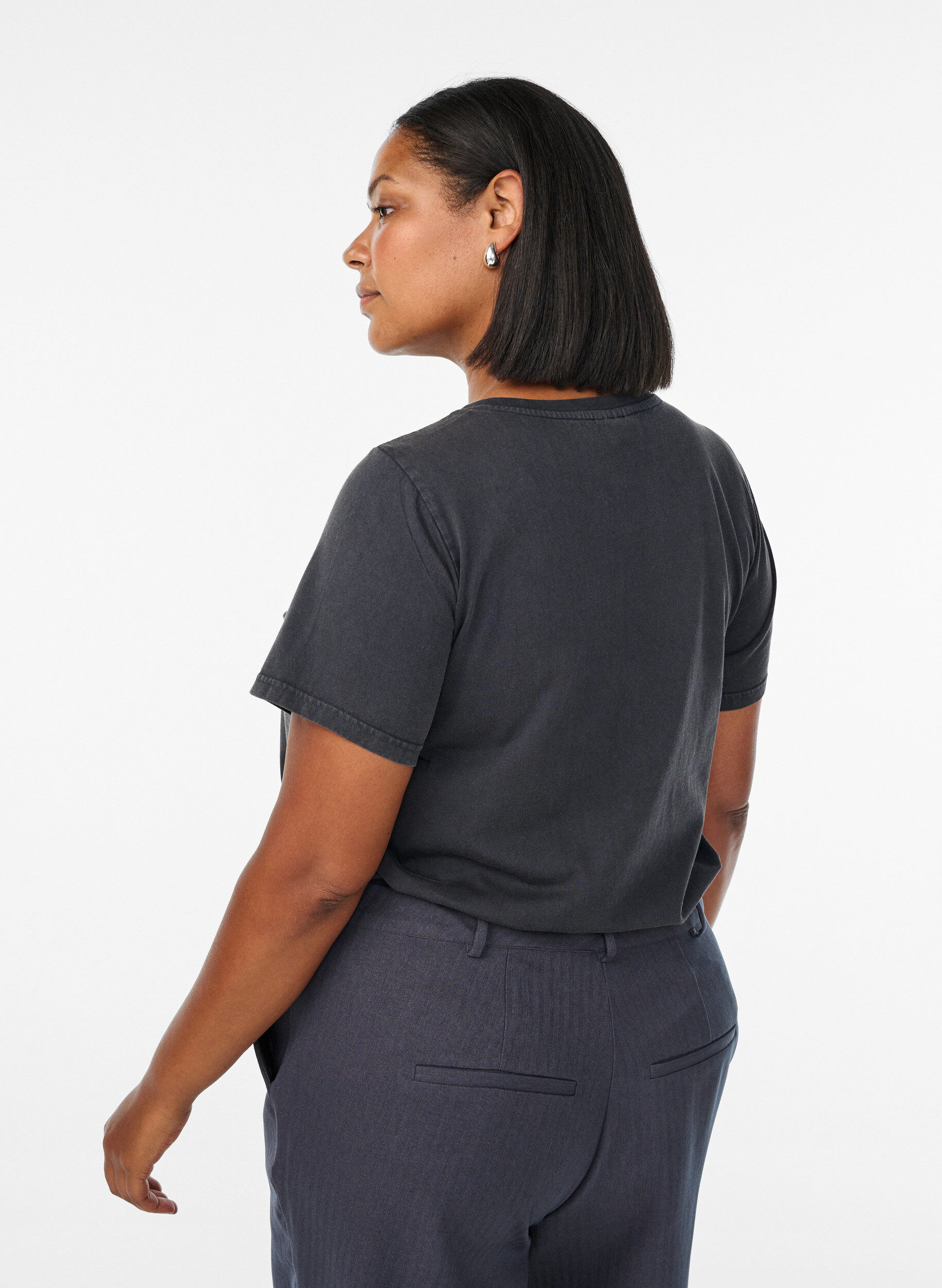 Zizzi T-shirt i &oslash;kologisk bomuld med vasket look, Gr&aring;, Model image number 2