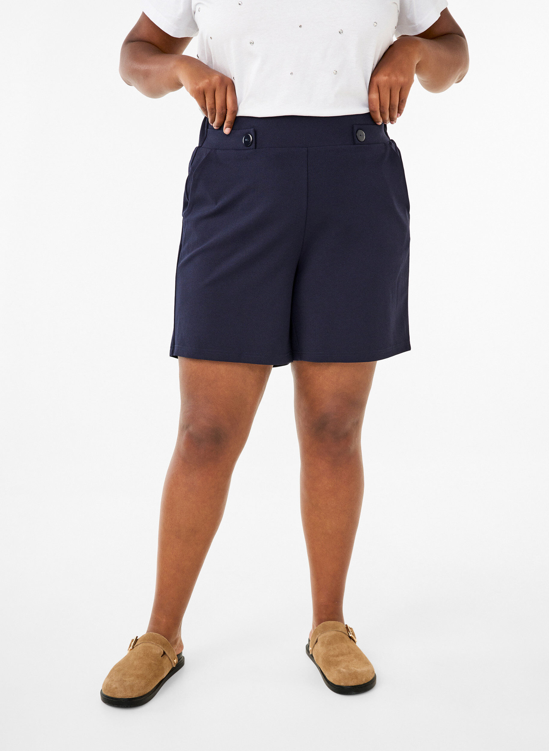 Zizzi Shorts med lommer og l&oslash;s pasform, Bl&aring;, Model image number 3