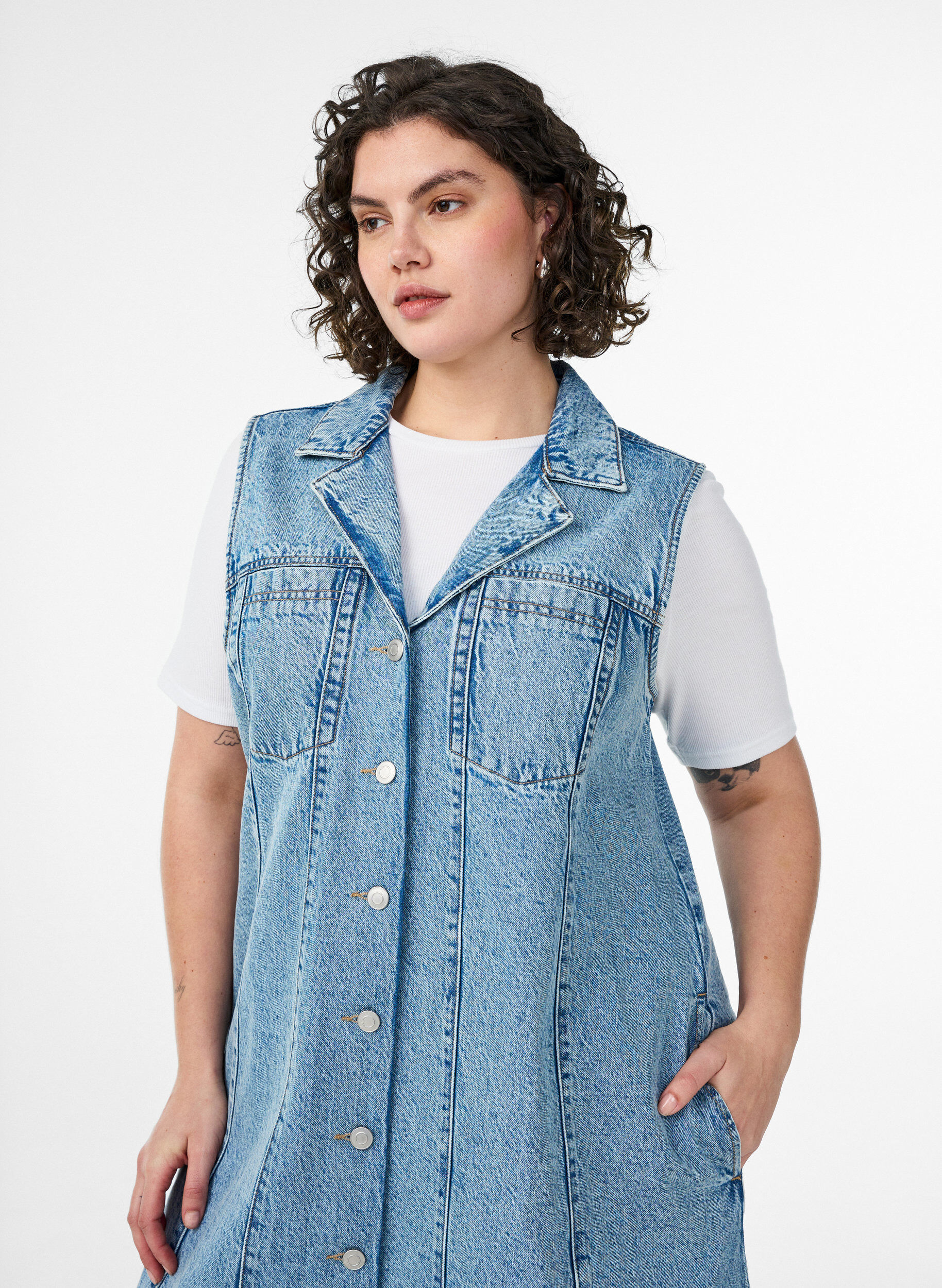 Zizzi &AElig;rmel&oslash;s denimkjole med knaplukning og slidser, Bl&aring;, Model image number 2