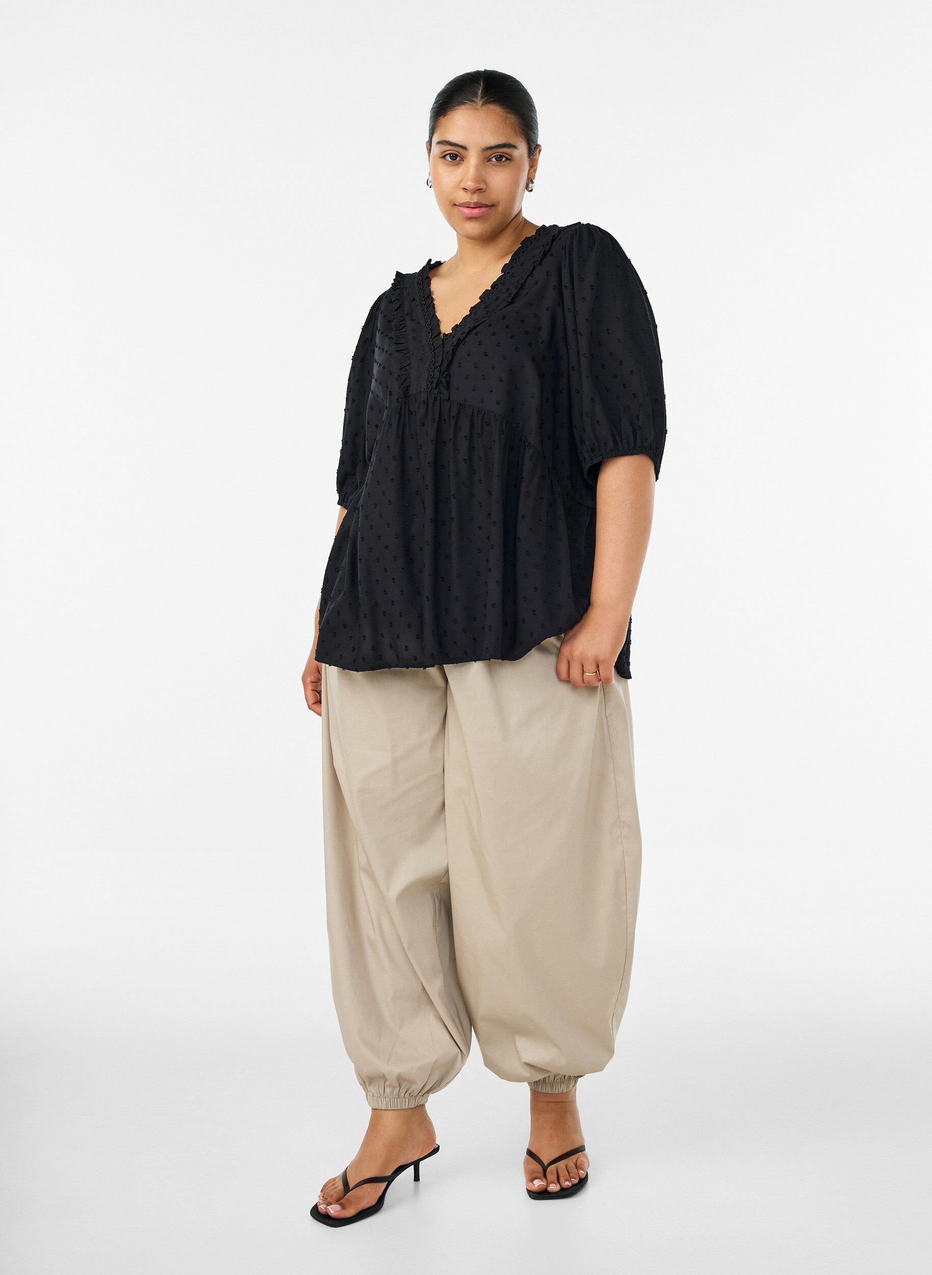 ZizziBluse i viskose med prikket struktur og V-udsk&aelig;ring, Sort, Model image number 1