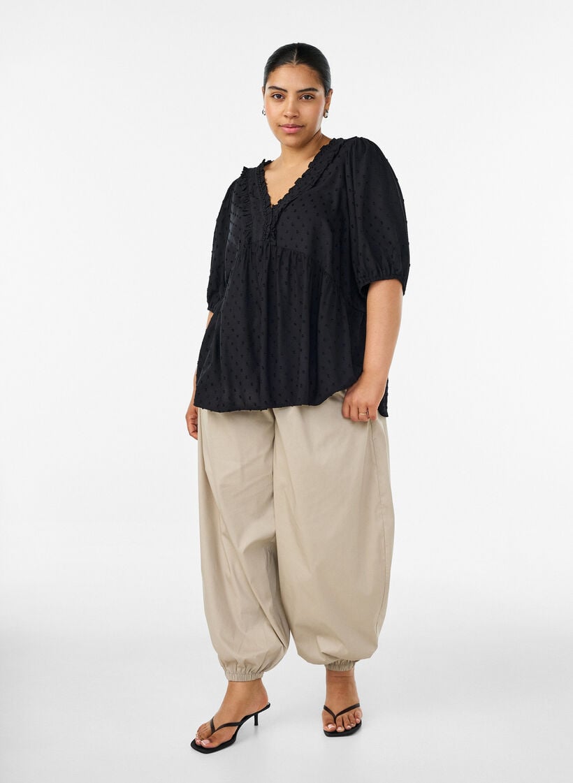Bluse i viskose med prikket struktur og V-udsk&aelig;ring, Sort, Model image number 1