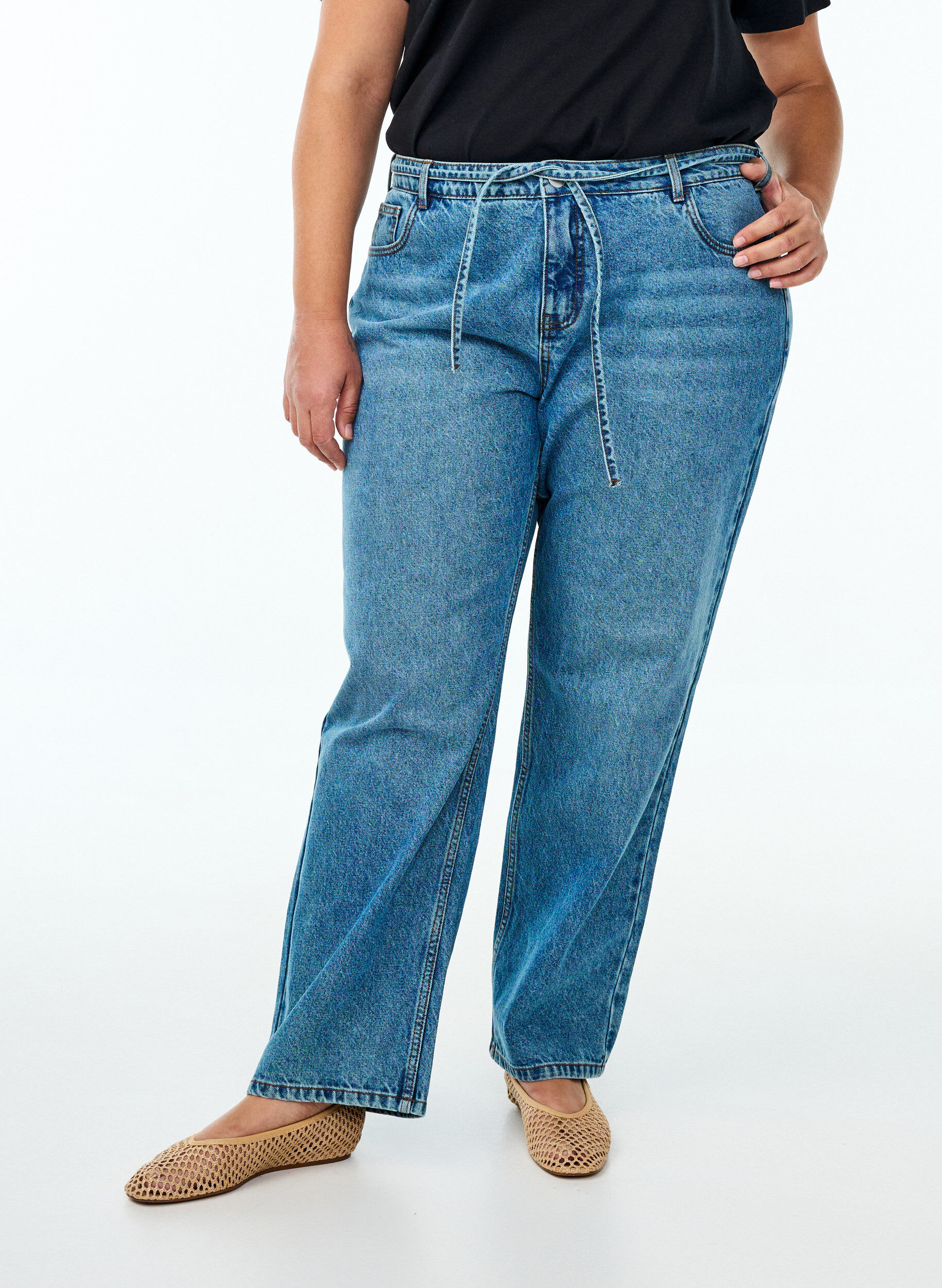 Zizzi Straight fit jeans med bindeb&aring;nd, Bl&aring;, Model image number 2