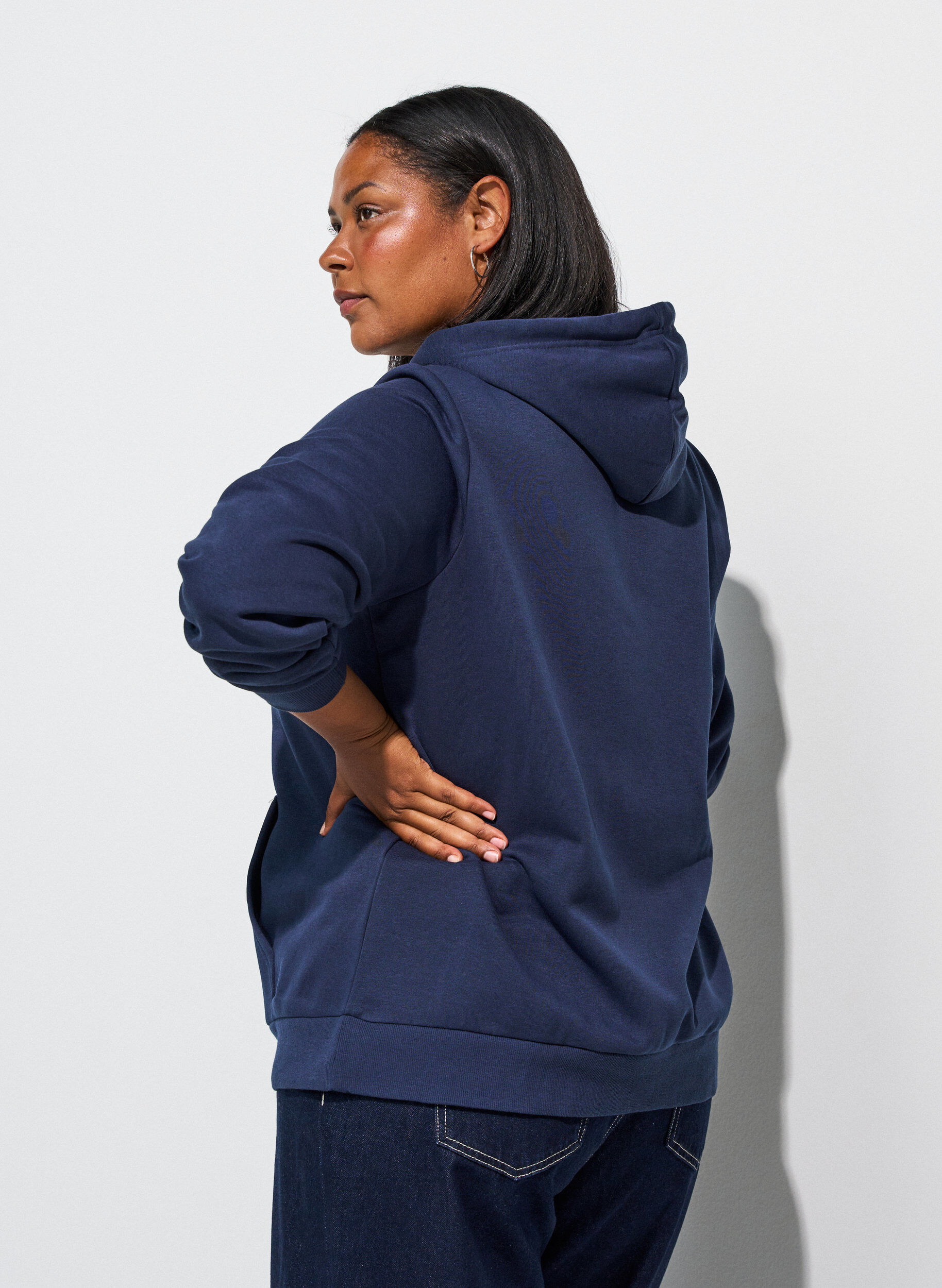 ZizziSweat h&aelig;ttetr&oslash;je med lynl&aring;s og lommer, Bl&aring;, Model image number 2