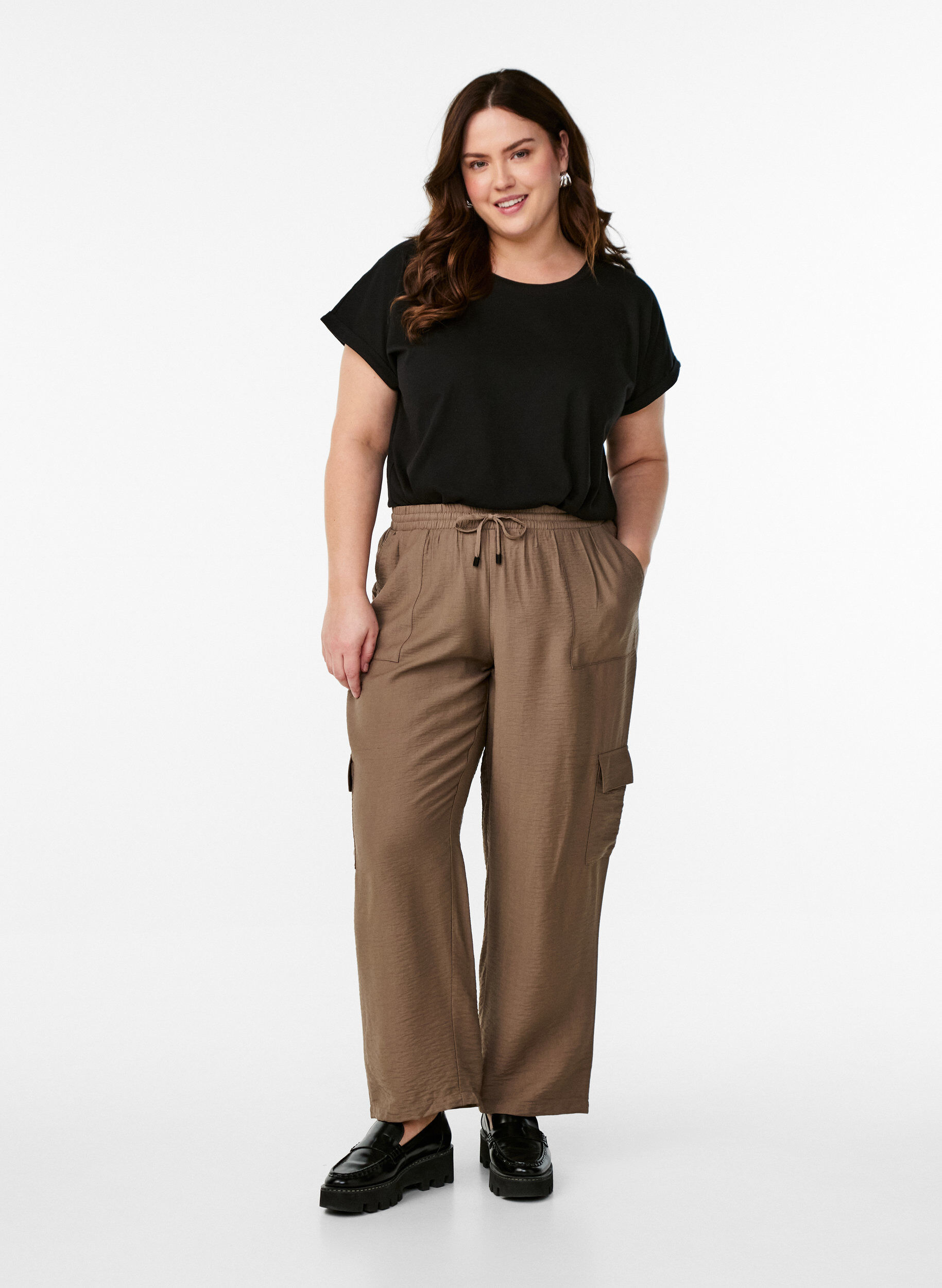 Zizzi Kort&aelig;rmet t-shirt i bomuldsblanding, Sort, Model image number 1