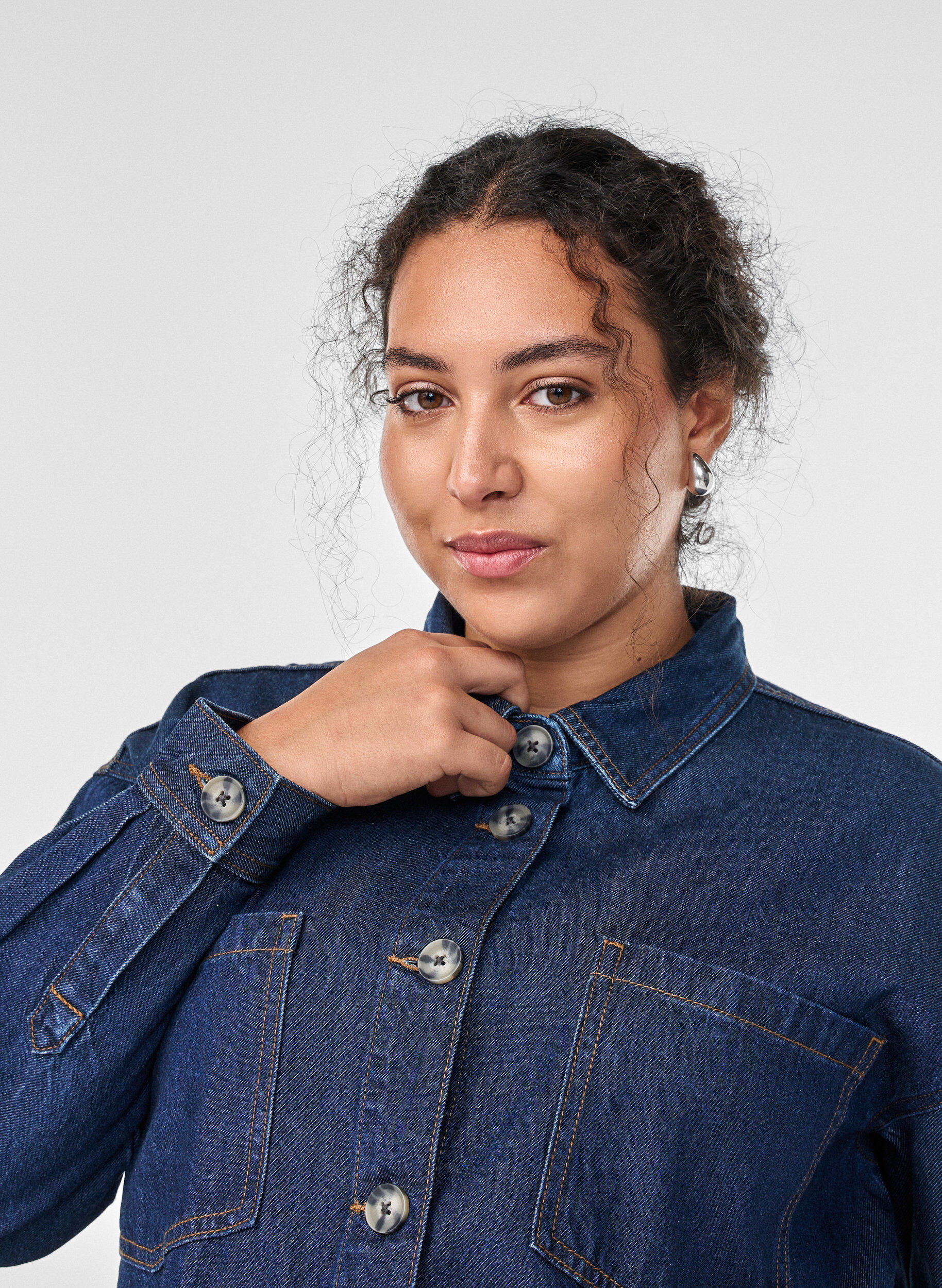 Zizzi L&oslash;s denimskjorte med brystlommer, Bl&aring;, Model image number 3