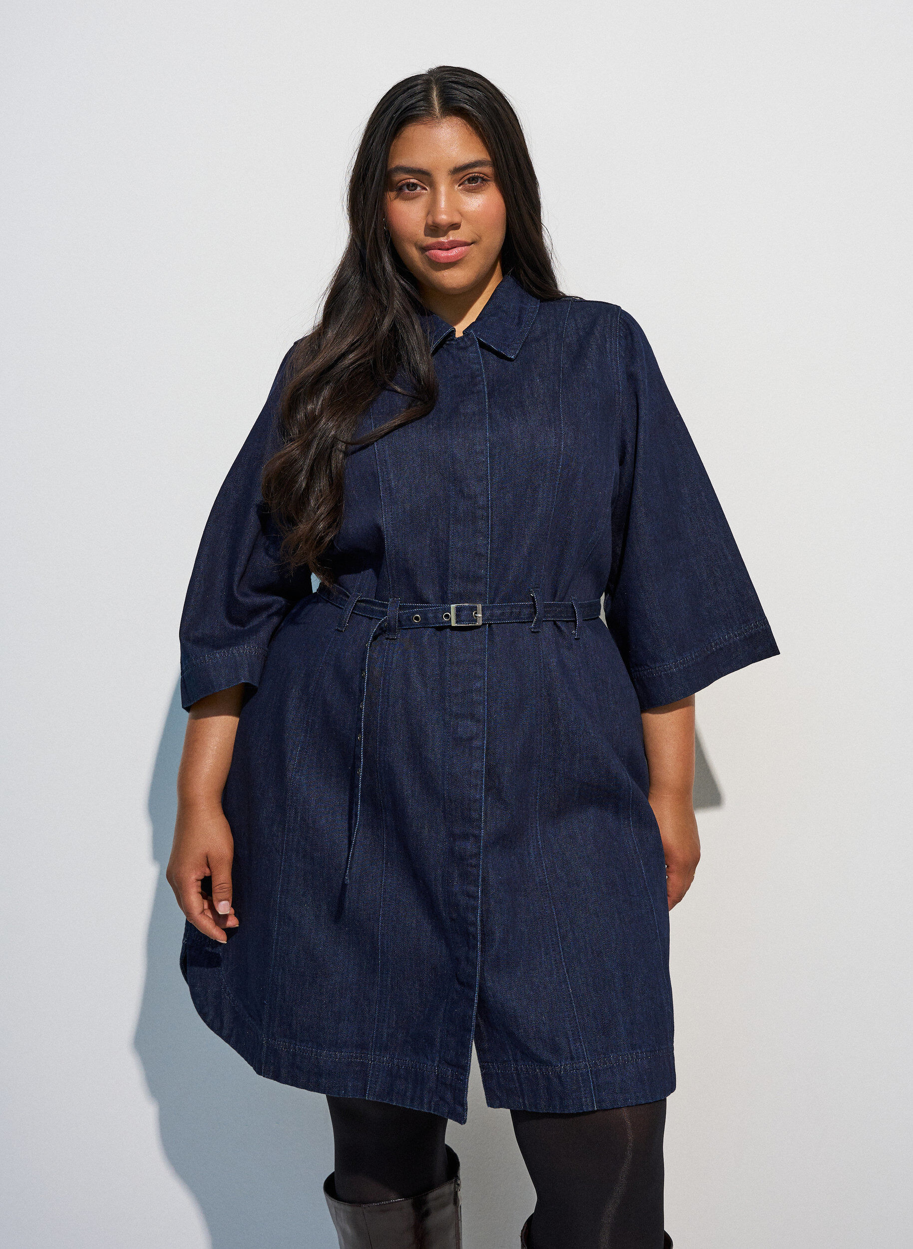 ZizziDenimkjole med b&aelig;lte og 3/4-&aelig;rmer, Bl&aring;, Model image number 0