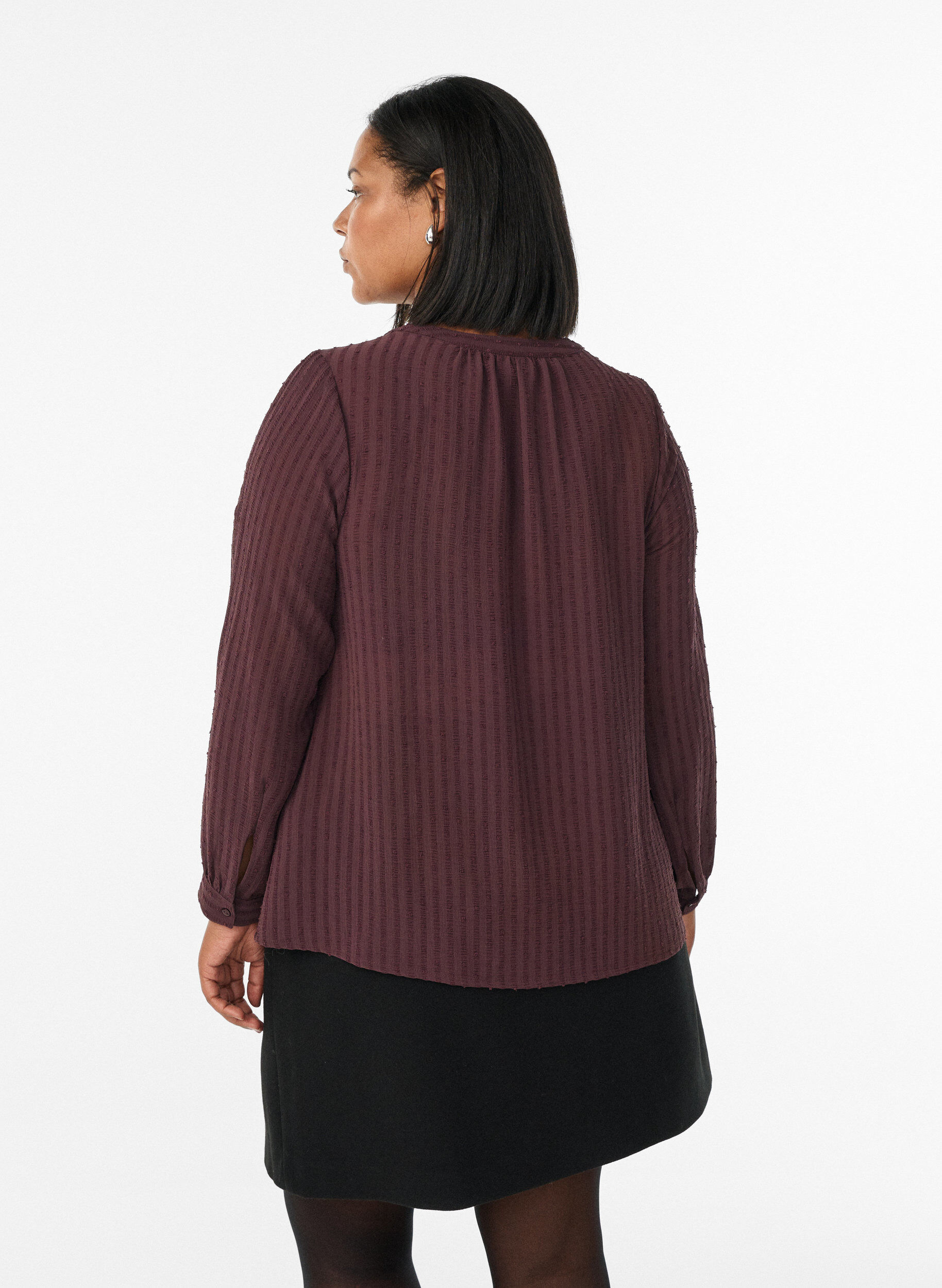 Zizzi Skjortebluse med prikket struktur og broderidetaljer, M&oslash;rk Bordeaux, Model image number 2