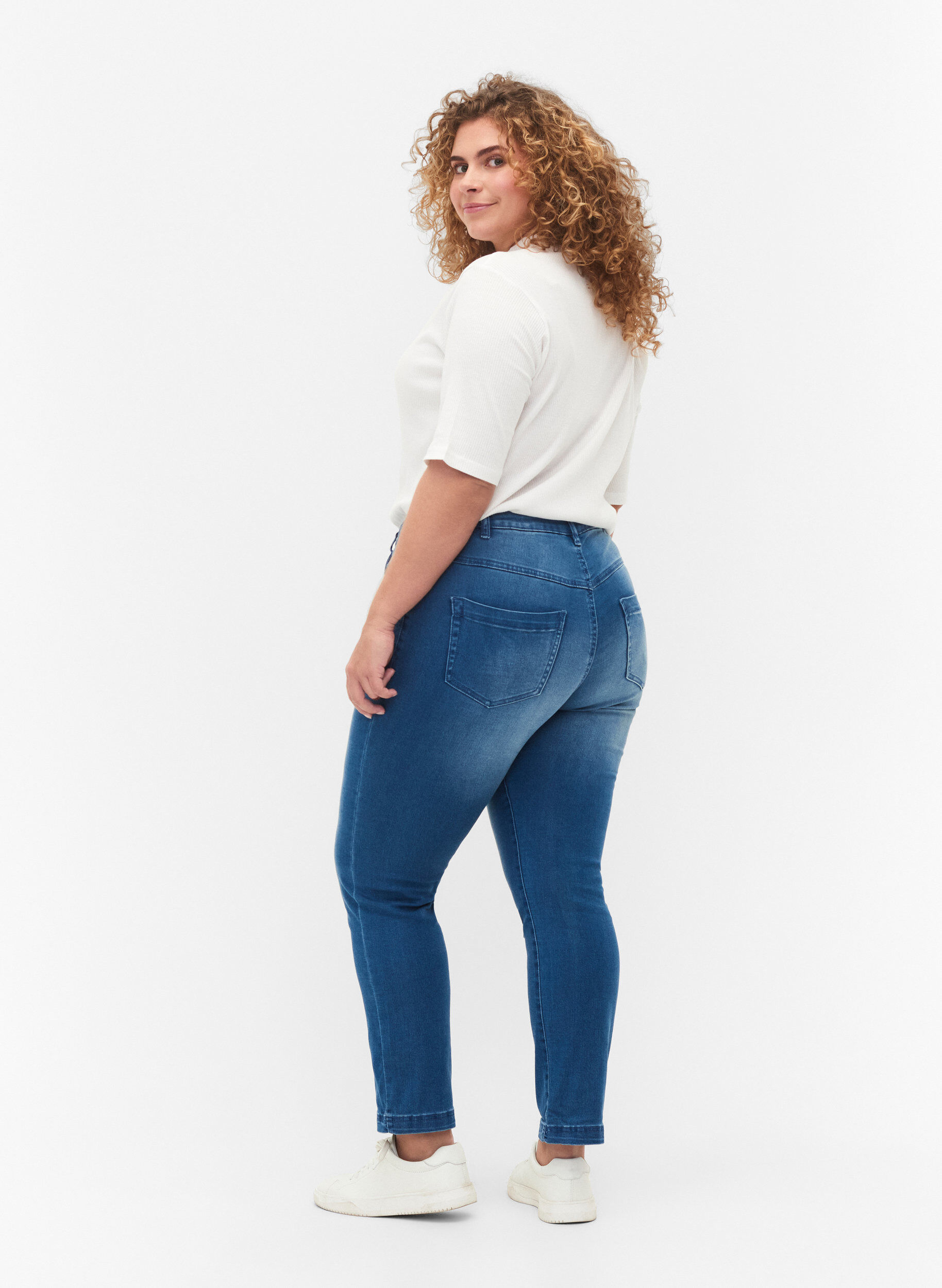 Zizzi Slim fit Emily jeans med regul&aelig;r talje, Bl&aring;, Model image number 1