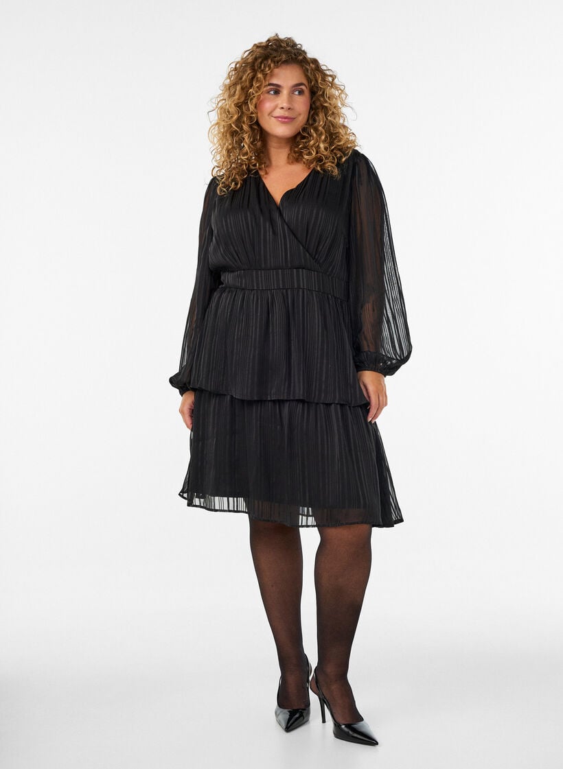Kn&aelig;lang kjole med transparente striber og sl&aring;-om-effekt, Sort, Model image number 1