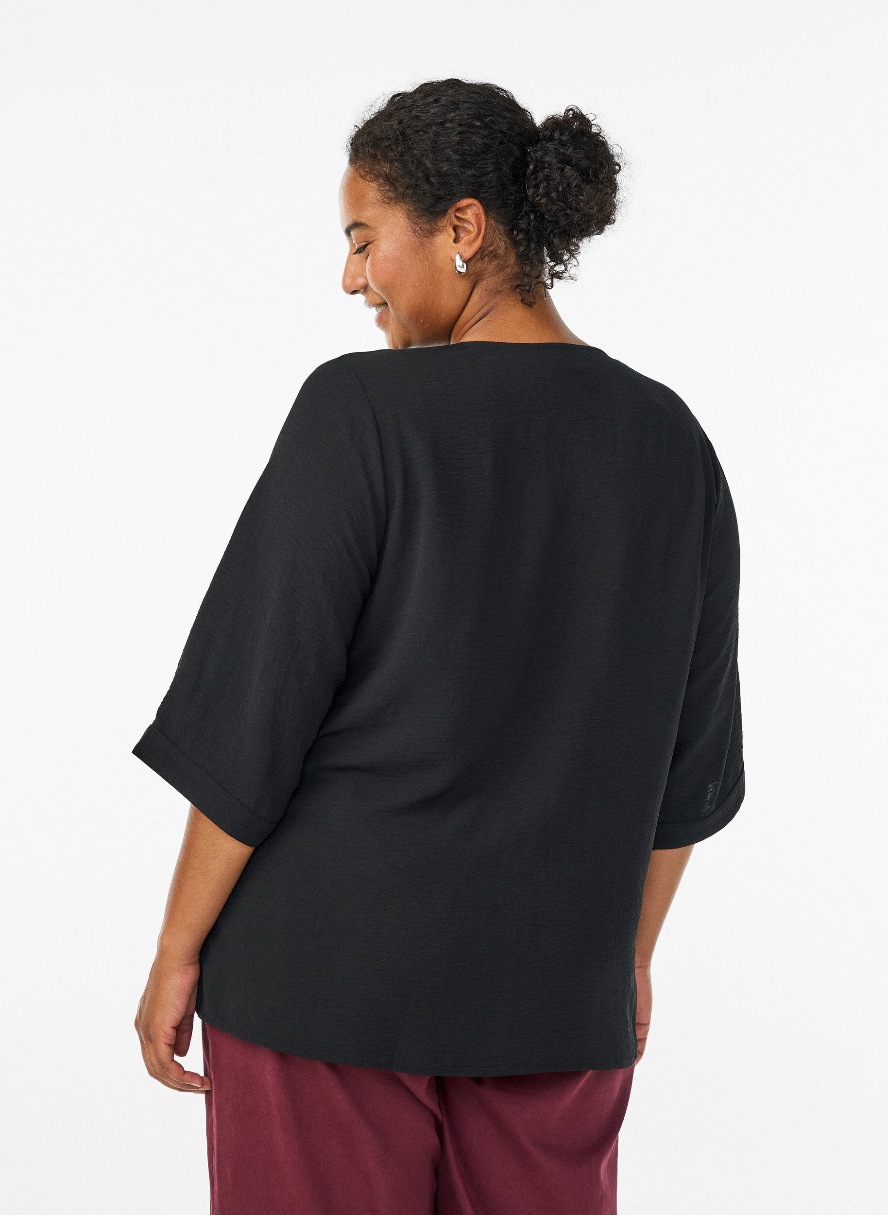 ZizziSkjortebluse med V-udsk&aelig;ring og 3/4-&aelig;rmer, Sort, Model image number 2