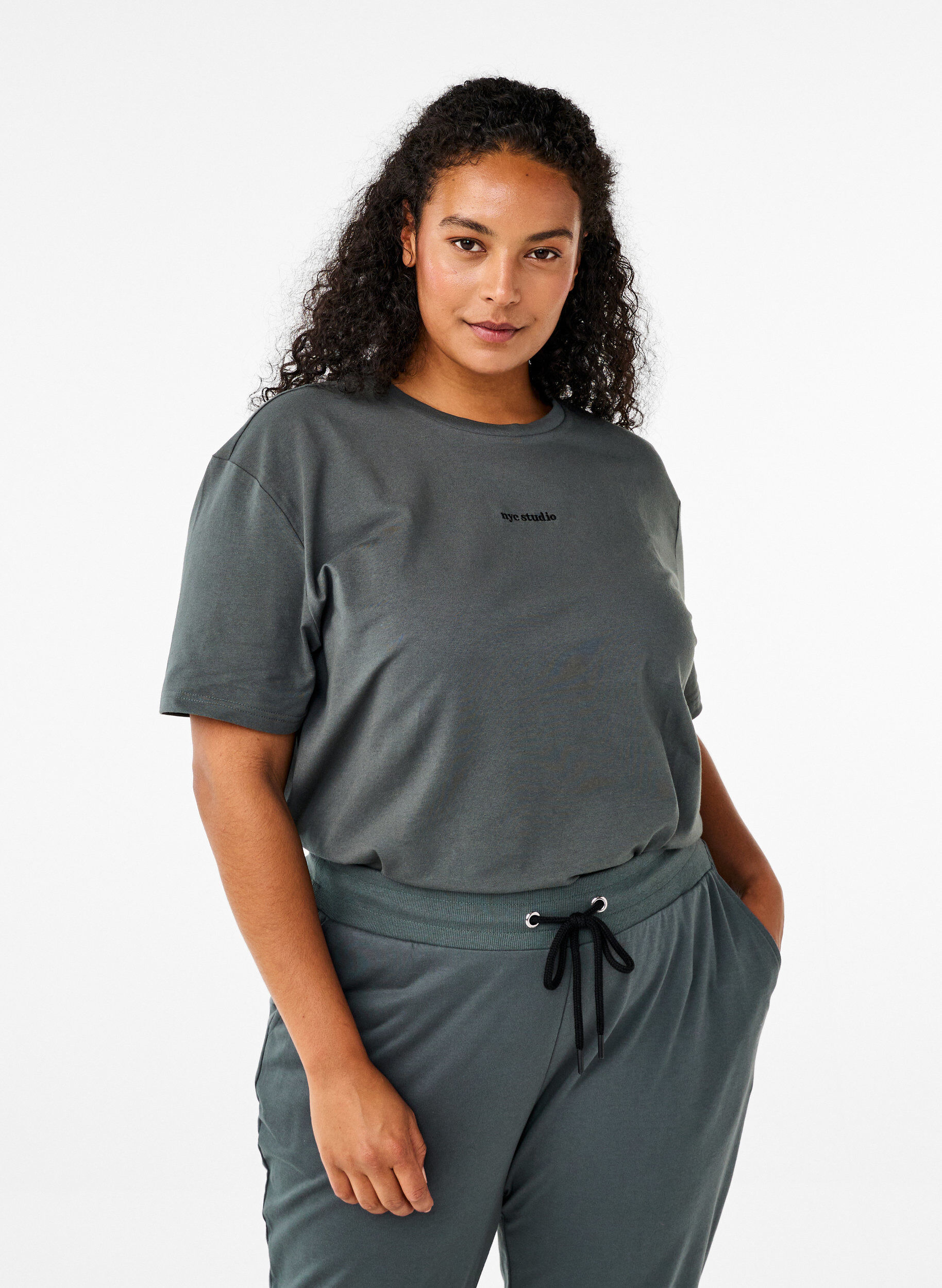 Sporty t-shirt i &oslash;kologisk bomuld, , Model