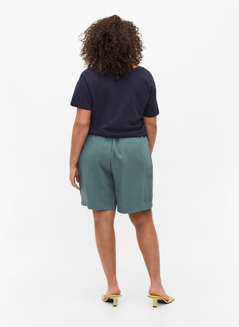 Løse shorts i viskose, Balsam Green, Model