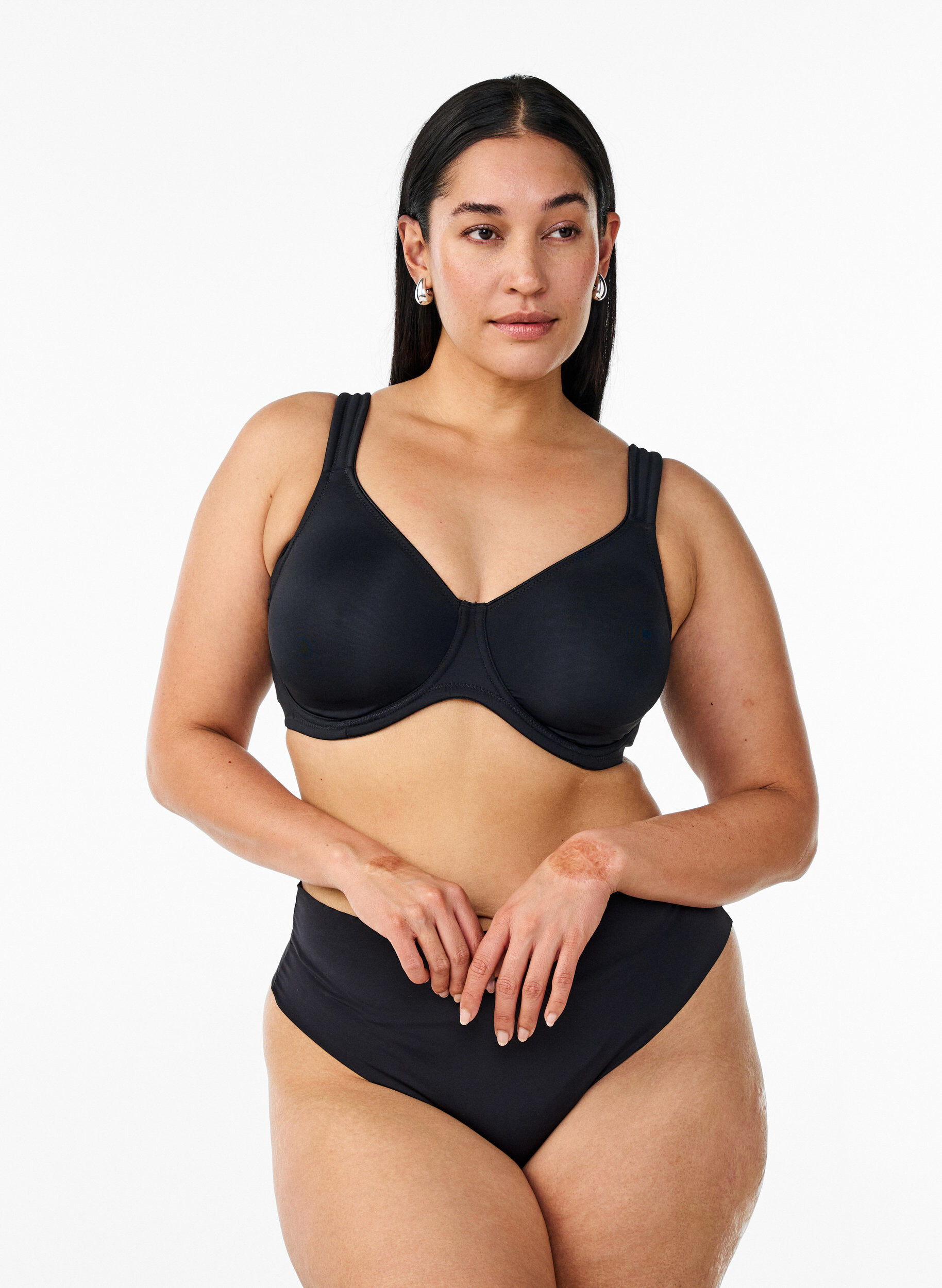 ZizziKomfort-bh med b&oslash;jle og formst&oslash;bte sk&aring;le, Sort, Model image number 1