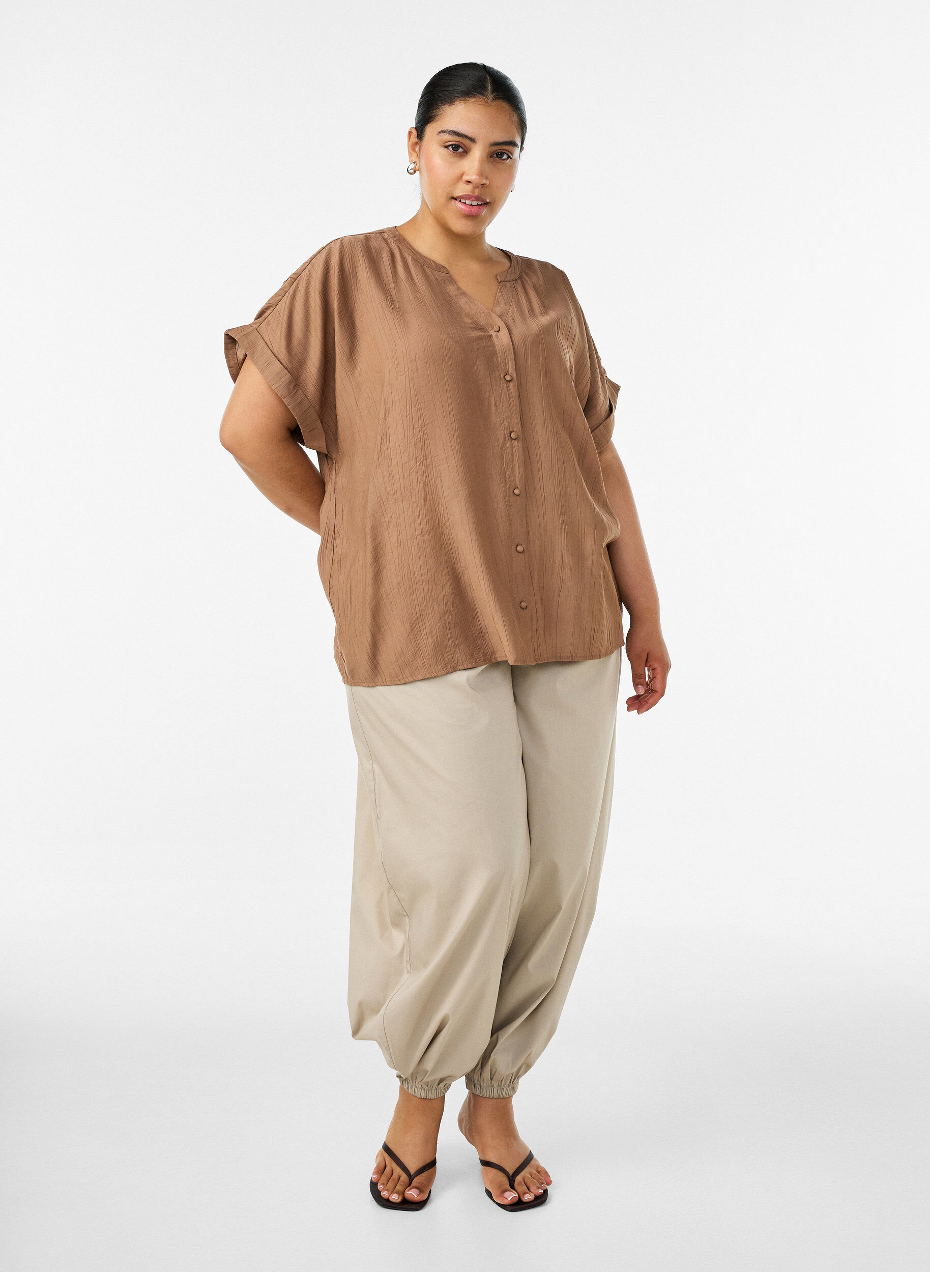 ZizziViskosebluse med knapper og struktur, Brun, Model image number 1