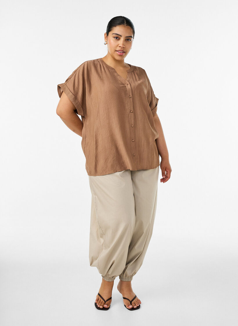 Viskosebluse med knapper og struktur, Brun, Model image number 1
