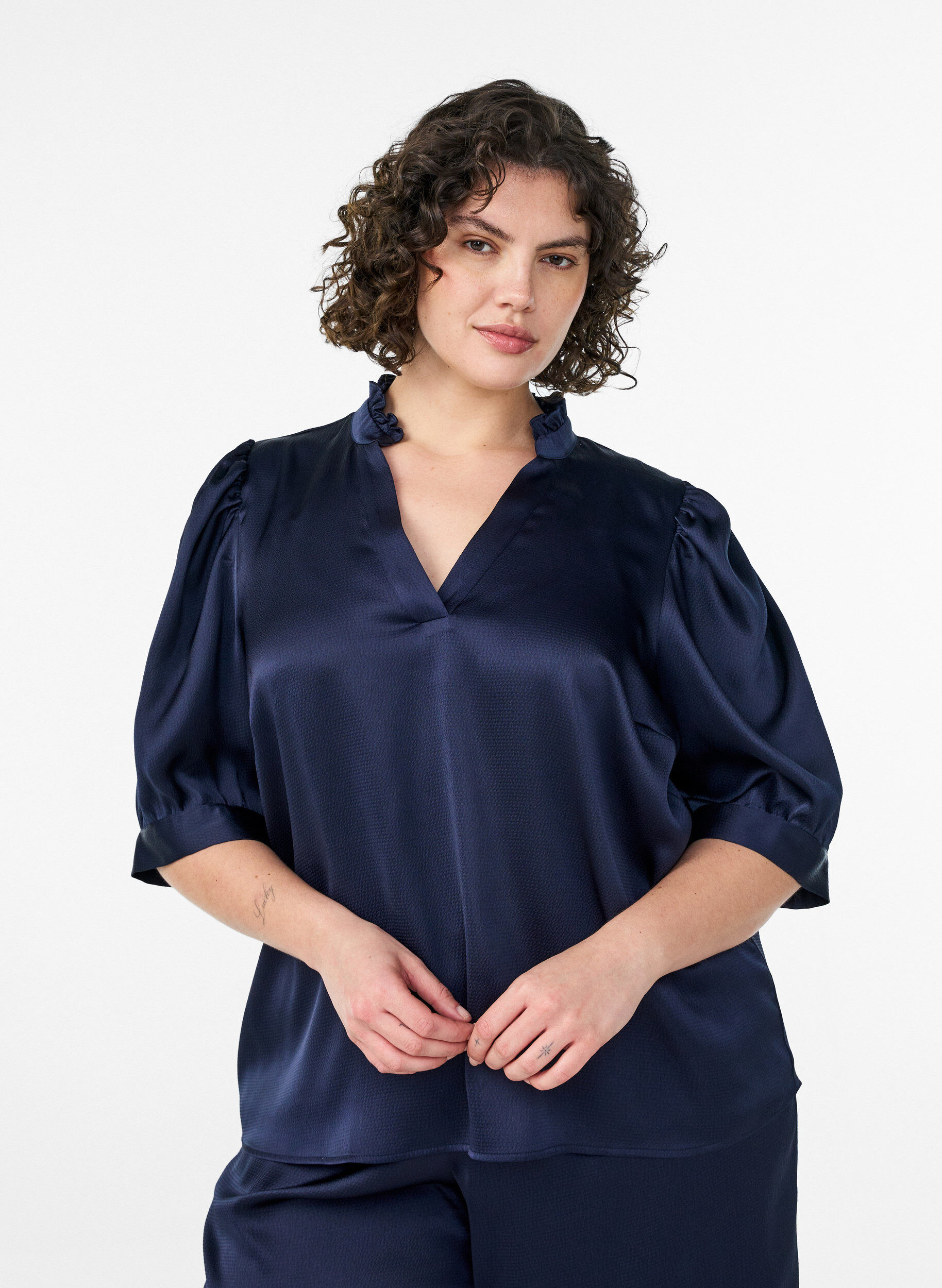 Zizzi Bluse i satin-look med 1/2 &aelig;rmer og fl&aelig;sekrave, Bl&aring;, Model image number 0
