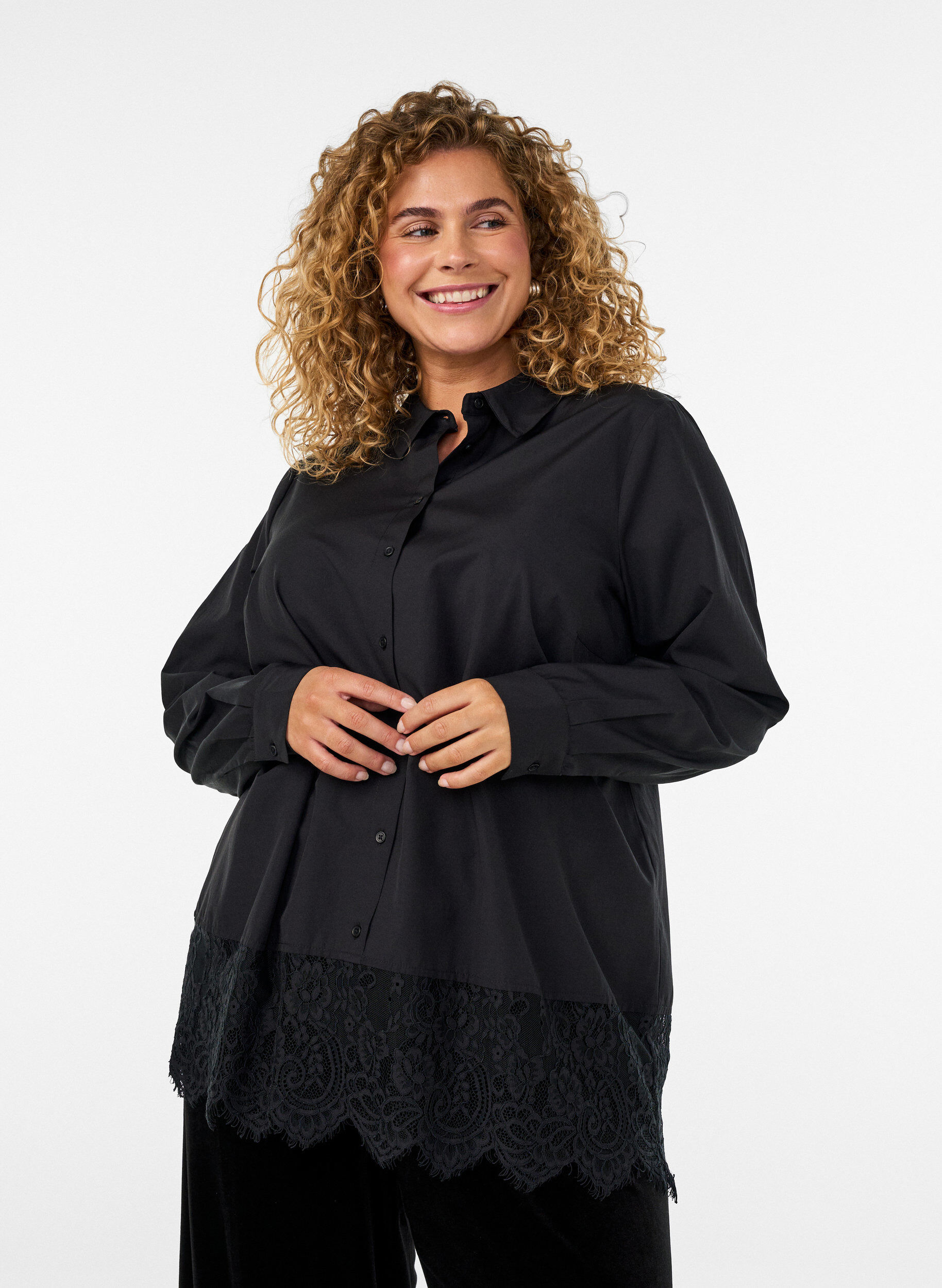 L&oslash;s skjorte med bred blondekant, Sort, Model