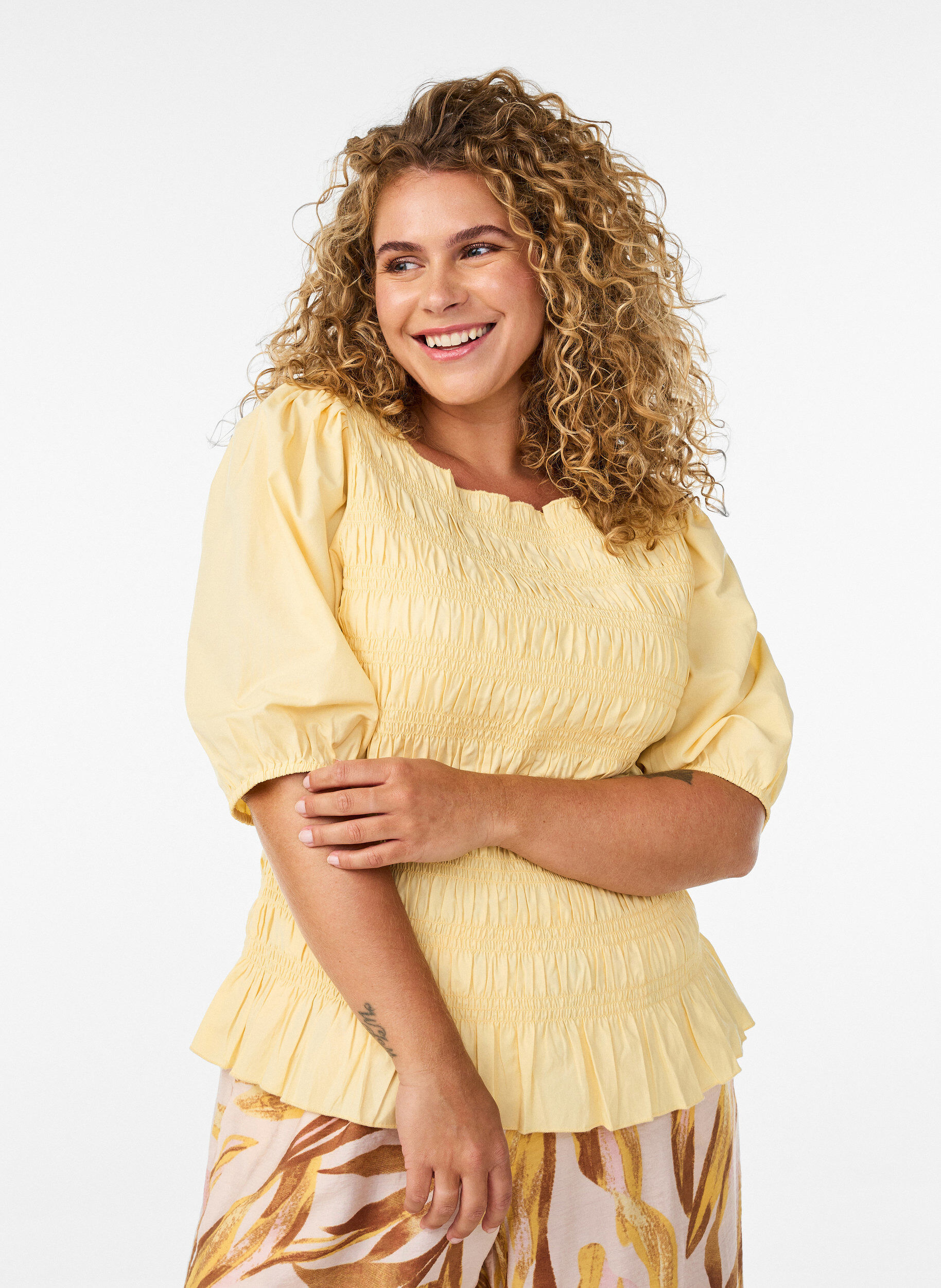 Smockbluse med fl&aelig;sekant og b&aring;dhals, Gul, Model