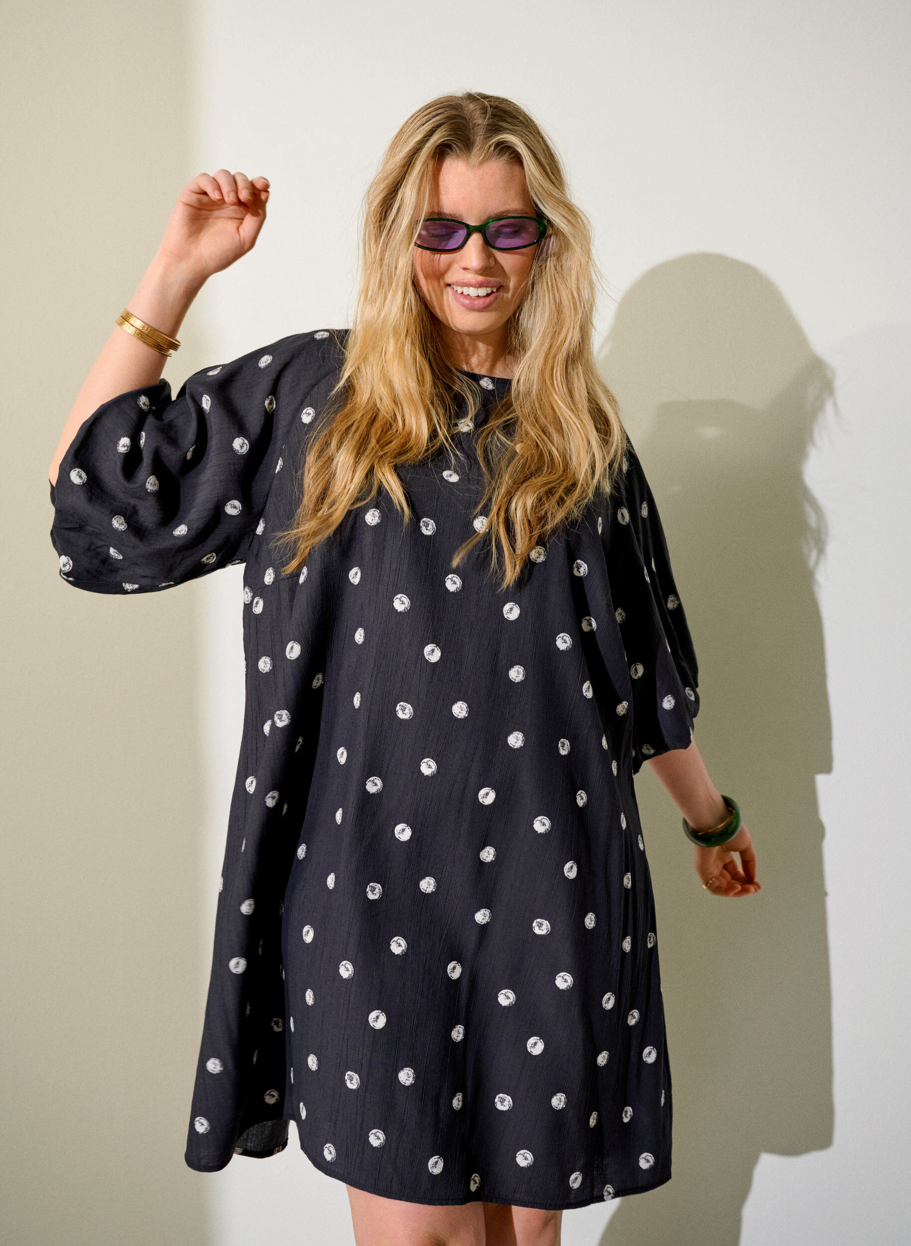 Kort kjole i viskose med ballon&aelig;rmer