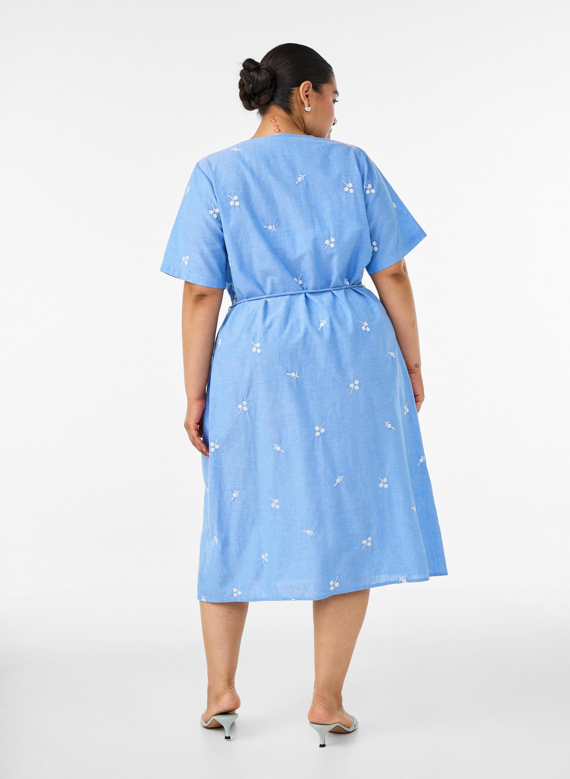 ZizziSkjortekjole i bomuld med broderede blomster, Bl&aring;, Model image number 1