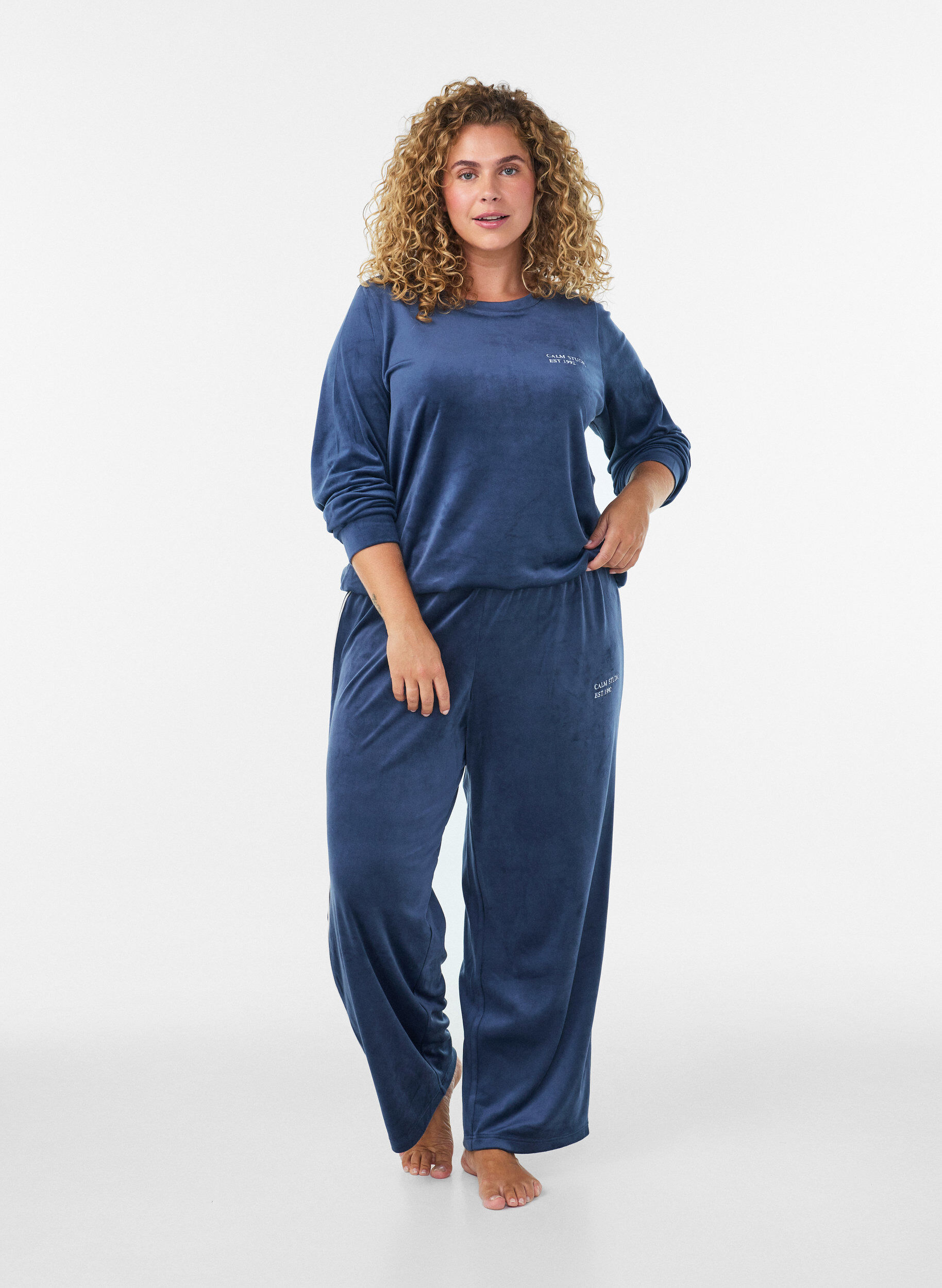 ZizziVelourbluse med broderet tekstmotiv, Bl&aring;, Model image number 1
