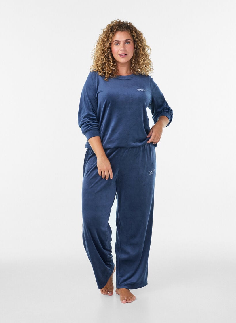 Velourbluse med broderet tekstmotiv, Bl&aring;, Model image number 1